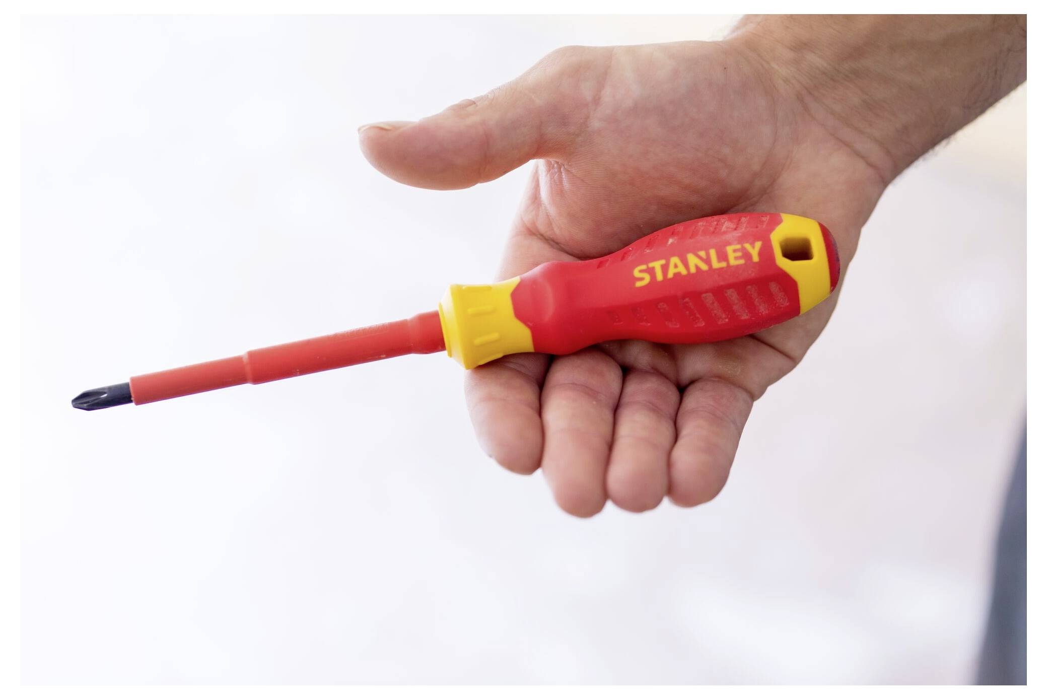 Ein gelbes und schwarzes Stanley-Stahllineal, ausgefahren mit einer 5-Meter-Messung.