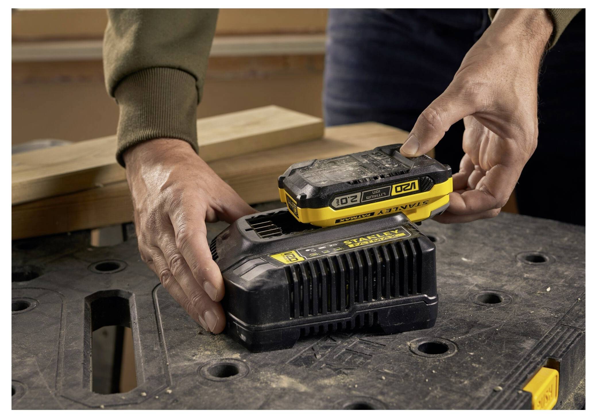 Nahaufnahme eines Rasentrimmers, der Gras schneidet, mit Fokus auf die rotierenden Klingen. Der Hintergrund zeigt eine unscharfe Gartenumgebung.