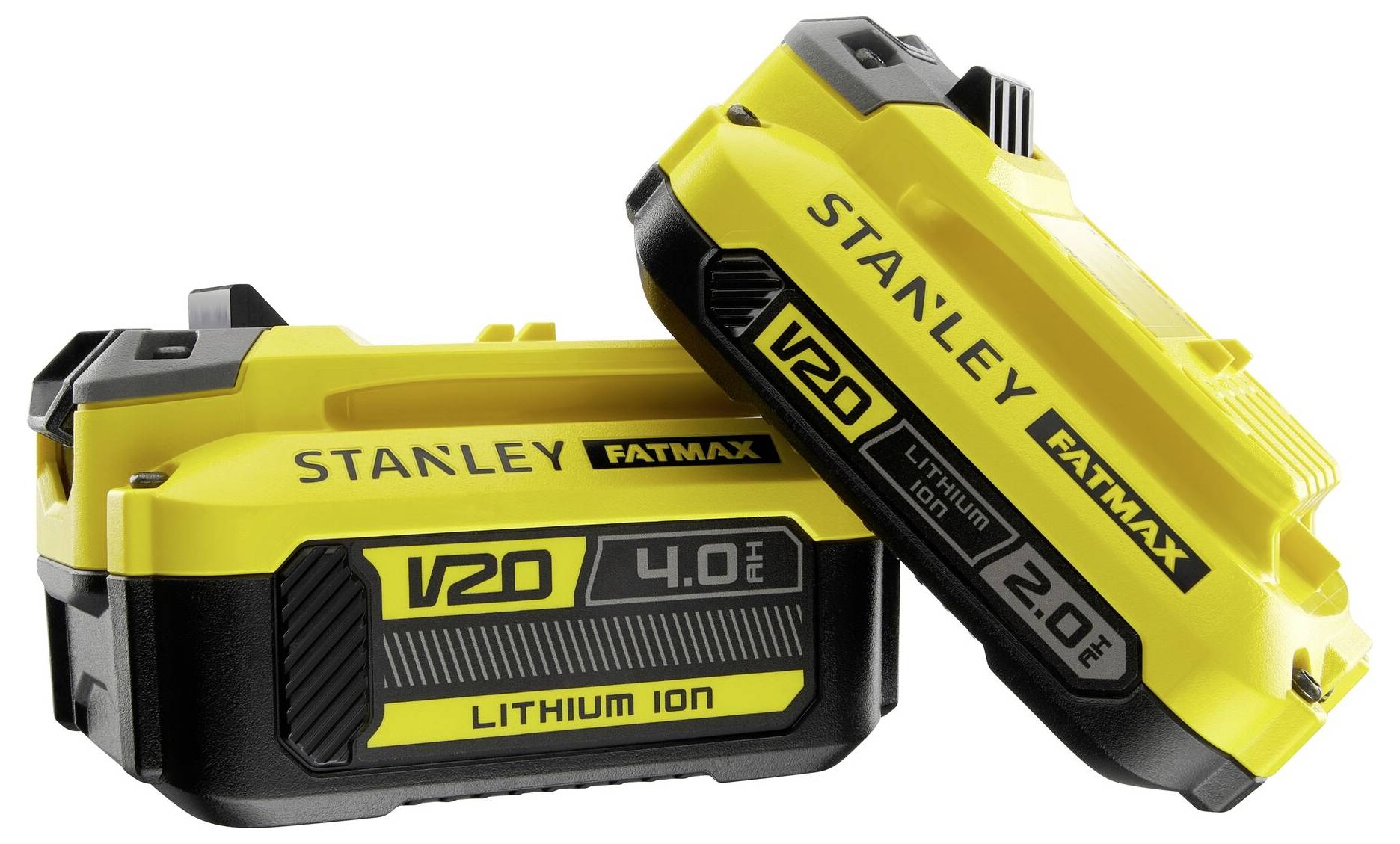 Eine Person verwendet einen gelben Stanley-Rasentrimmer, um Gras um einen Baum herum zu schneiden, und trägt dabei Handschuhe und Stiefel zum Schutz.