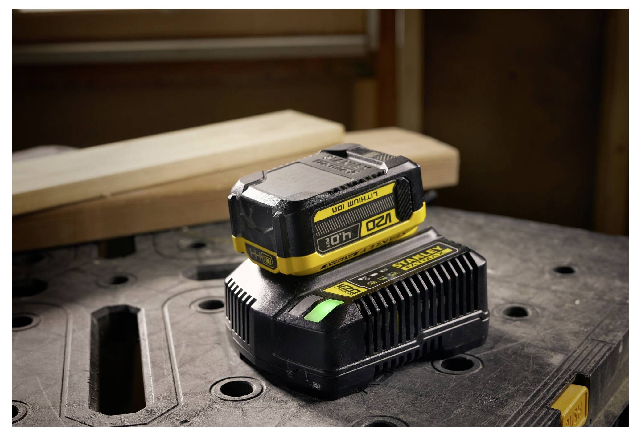 Eine Person, die einen roten Schraubendreher verwendet, um ein Elektroschaltfeld an einer Wand über einem mit Kunststofffolie bedeckten Boden zu installieren.