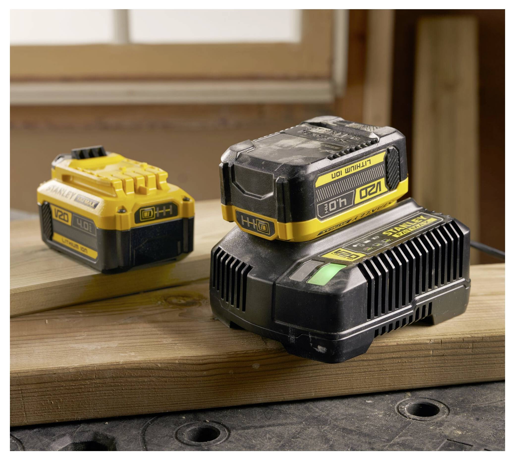 Zwei wiederaufladbare Batterien, eine auf einem Ladegerät mit der Bezeichnung „120V MAX