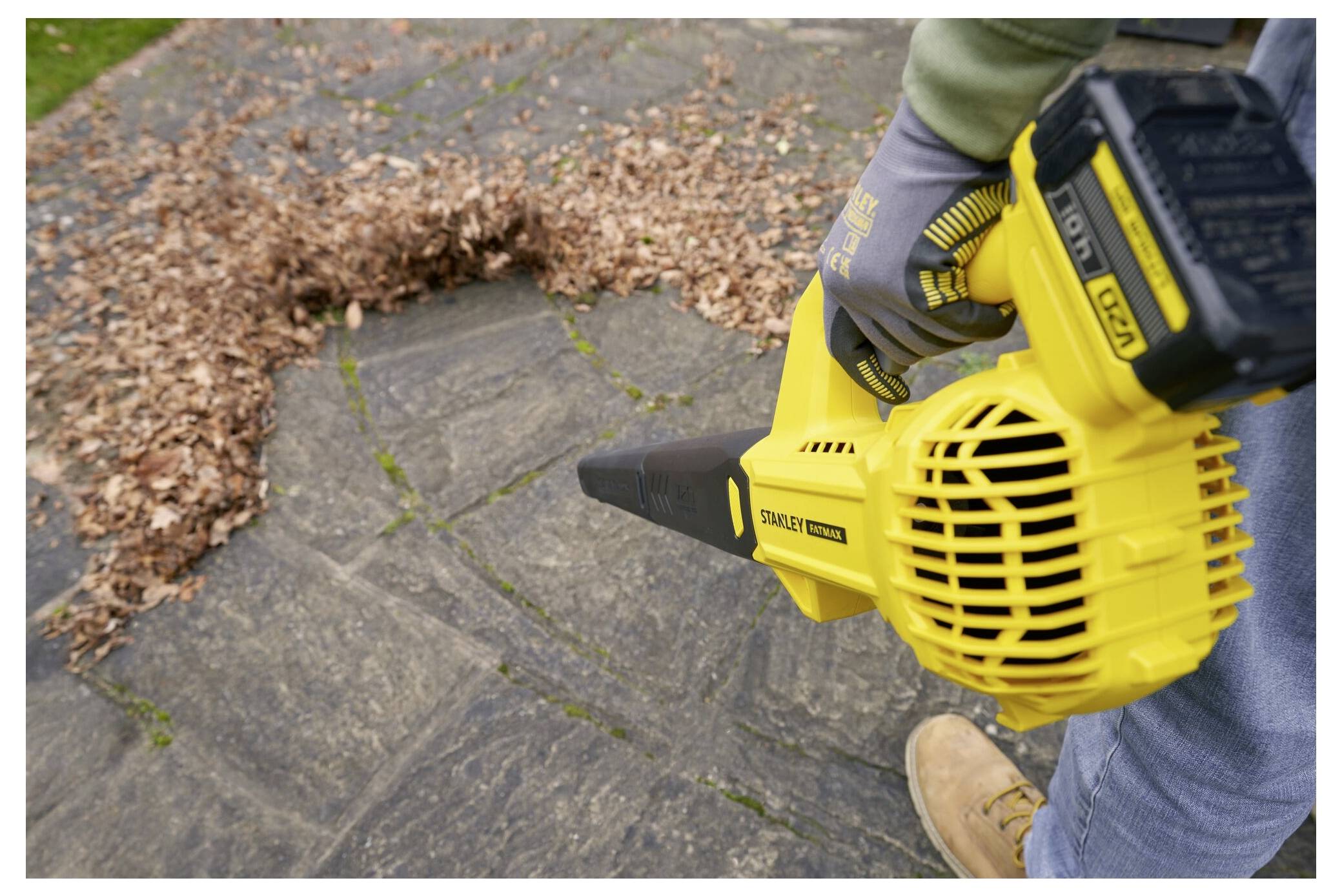 Ein schwarzes und gelbes Stanley Fatmax Stahllineal mit '5m' Markierung und 'Made in France' Etikett.