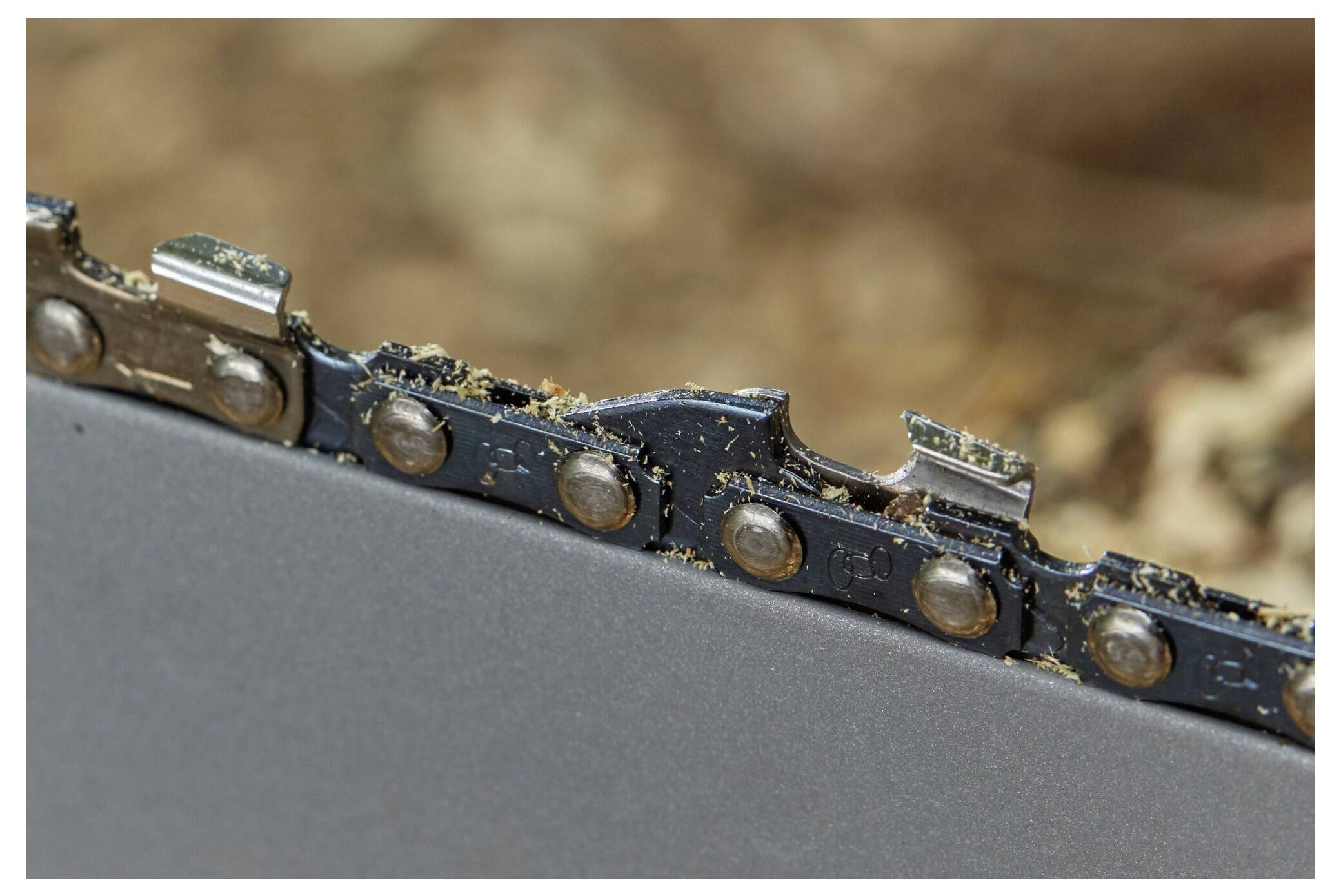 Ein gelbes Stanley FatMax Lötkolben-Set mit einem heißen Lötkolben in seiner Halterung, der eine leichte Rauchwolke ausstößt.