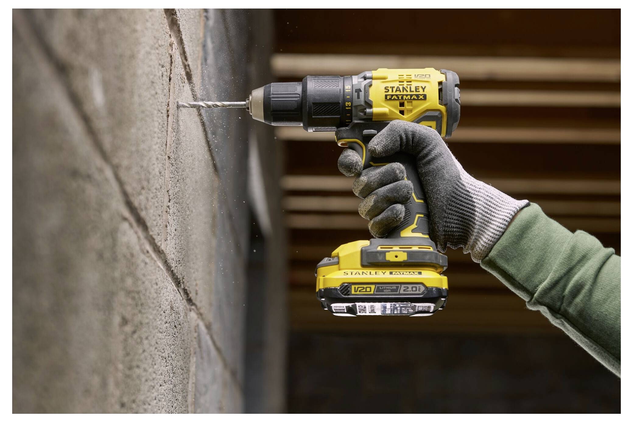 Weiße Ubiquiti-Gerät Rückseite mit Anschlüssen, Beschriftungen und QR-Code. Zentraler Fokus auf dem 'Poe IN'-Port mit der Bezeichnung '2.5G'.