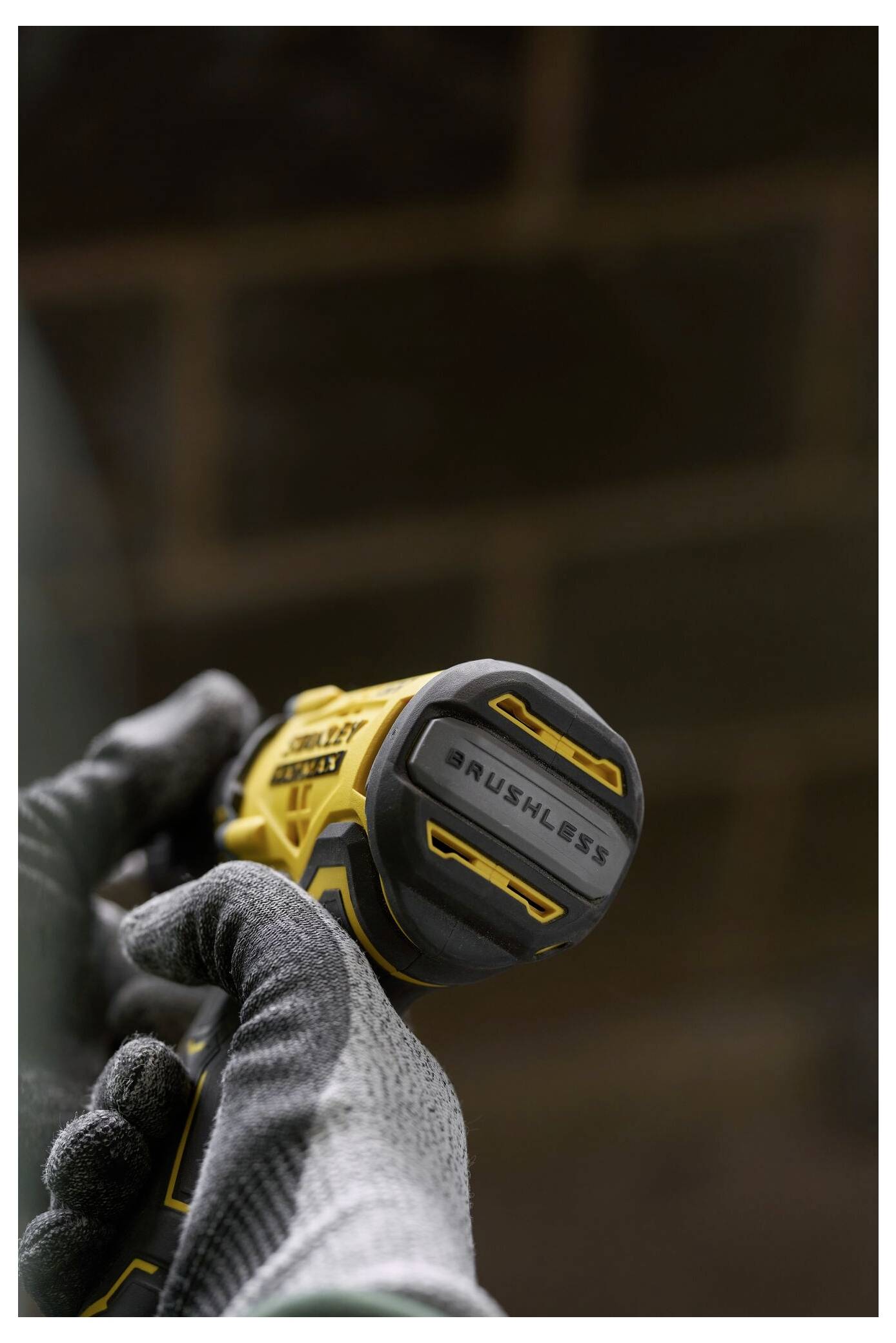 Stanley-Batterieladegerät und Batterie auf einer Holzoberfläche; Ladevorgänge mit grüner Anzeigelampe, Leiter im Hintergrund.