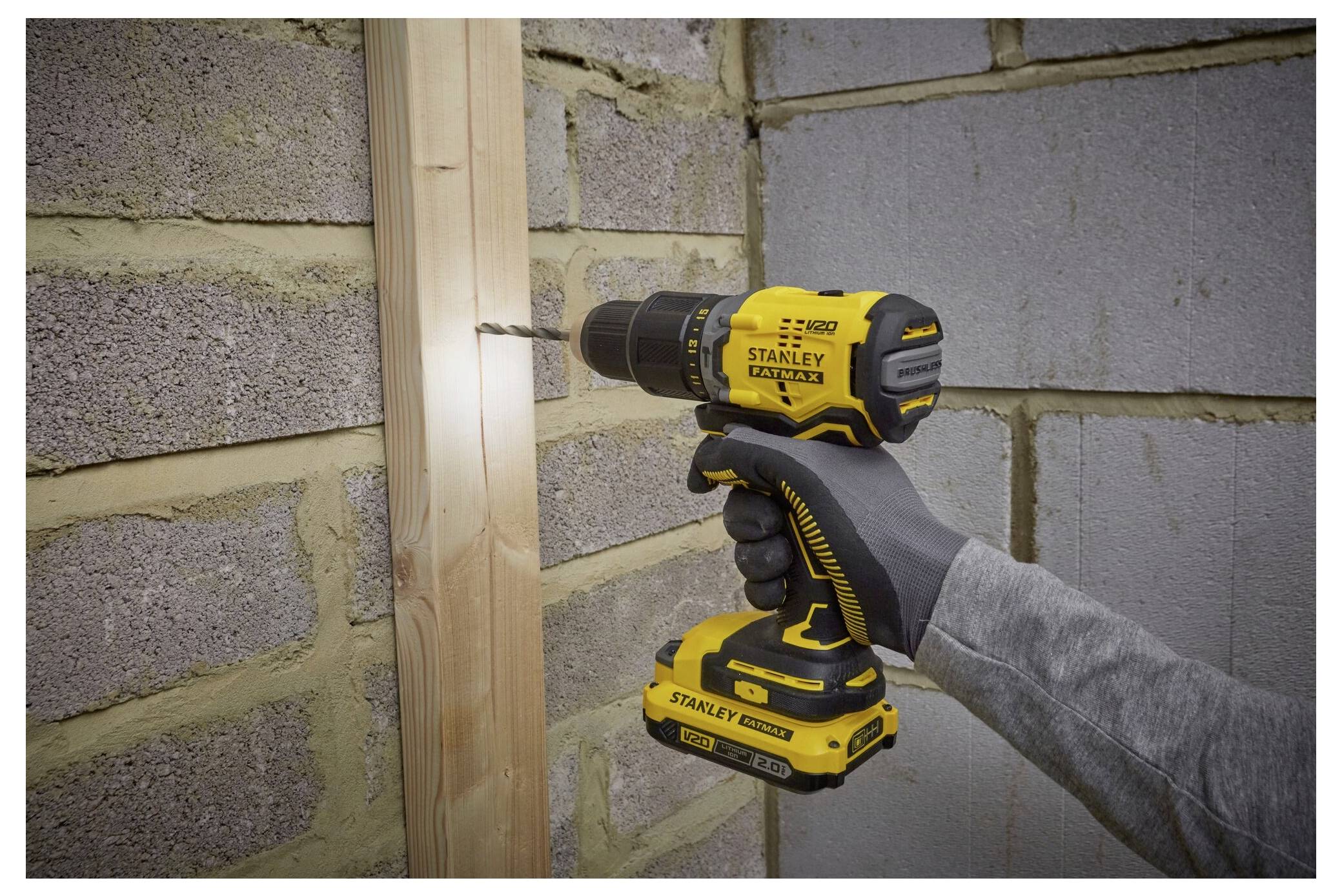 Ein gelb-schwarzes Elektrowerkzeug, speziell ein Stanley FATMAX kabelloses bürstenloses Winkelschleifer, von der Seite gezeigt.