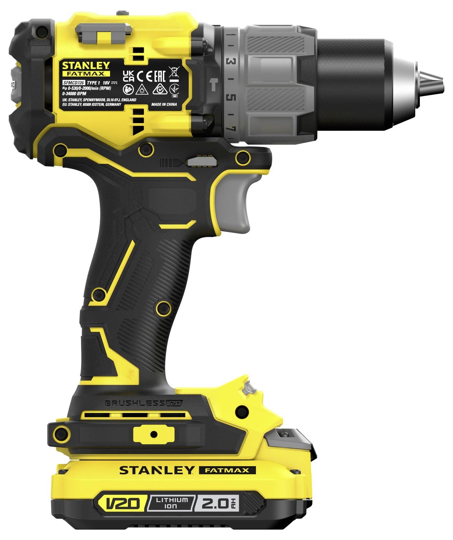 Eine Person hält ein gelbes Stanley FatMax Elektrowerkzeug, wobei der Fokus auf der Batteriebefestigung liegt, was auf die Vorbereitung für eine DIY- oder Bauaufgabe hindeutet.