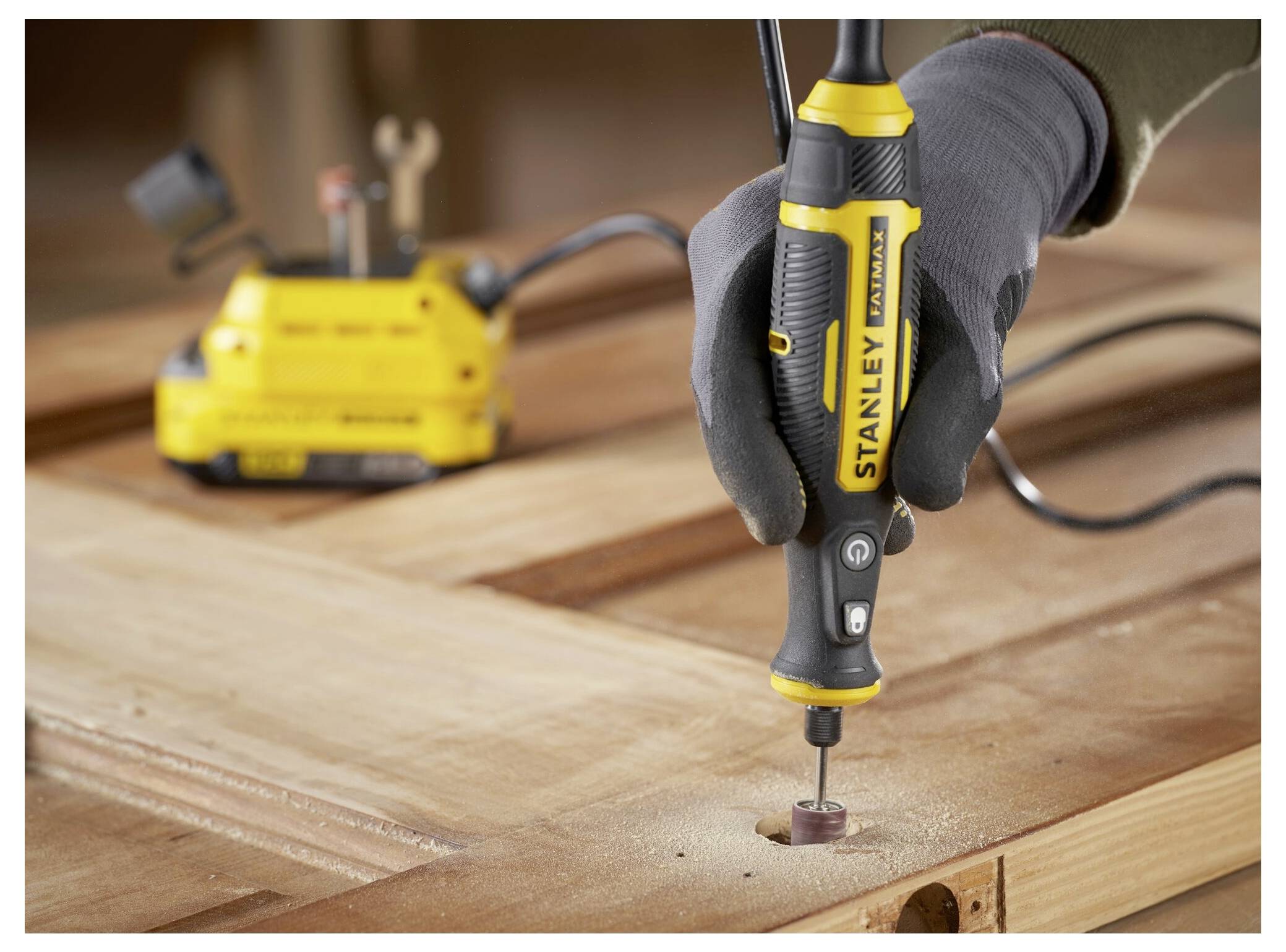 Nahaufnahme einer Hand, die einen kabellosen Bohrer hält, mit Fokus auf die Einstellungen und den Griff des Bohrers, die dessen Verwendung bei Bau- oder DIY-Aufgaben hervorheben.