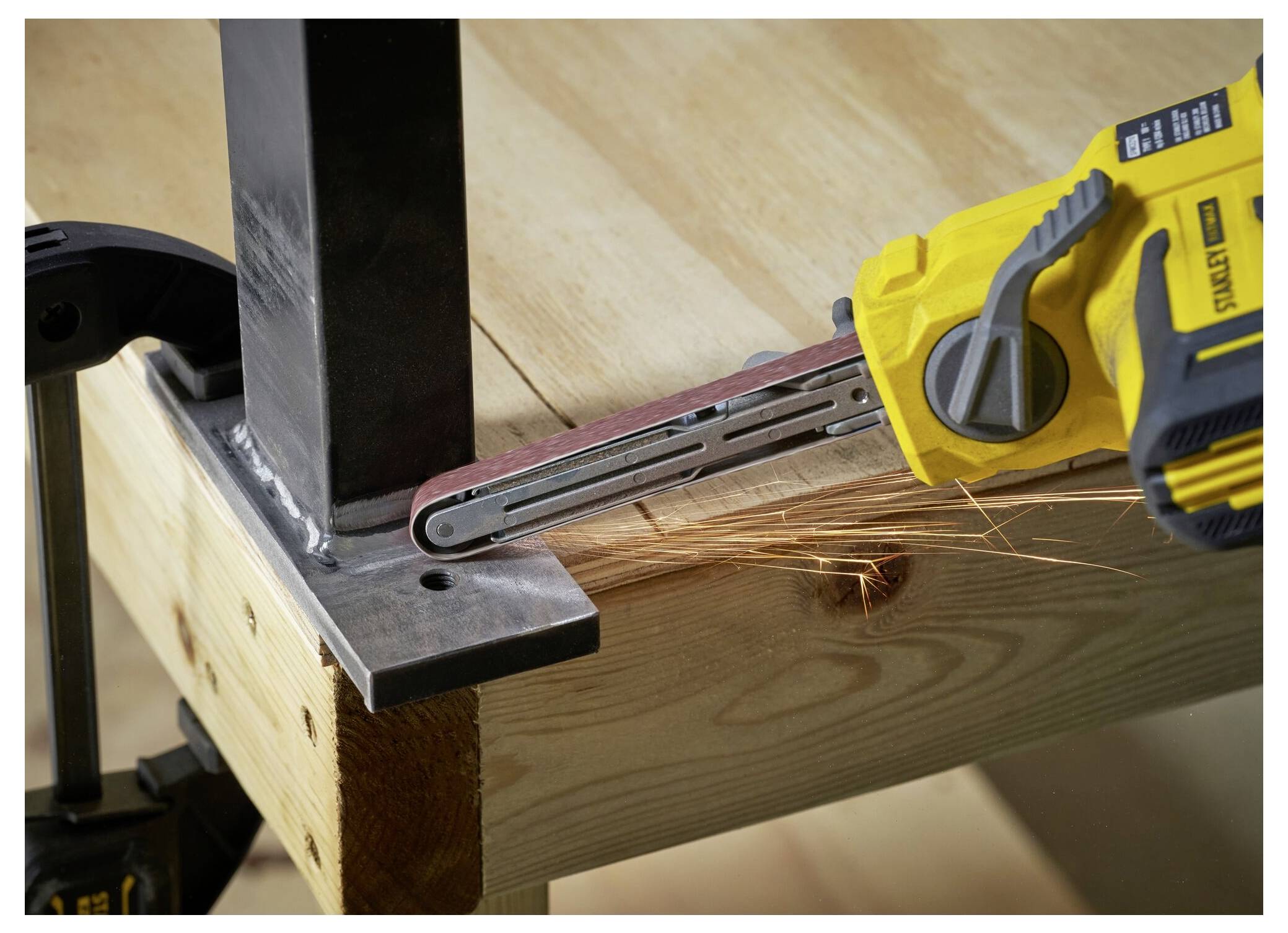 Ein gelb und schwarz gefärbtes tragbares Blasgerät mit der Bezeichnung „Stanley Fatmax V20