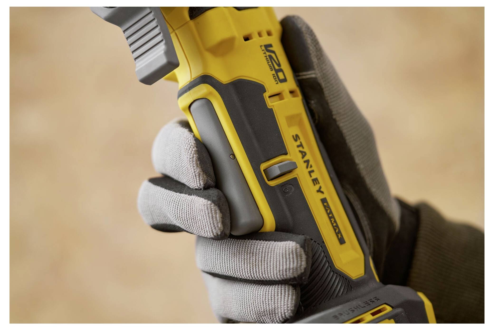 Ein gelb-schwarzer Schneefräser mit Griff und Rädern, mit der Aufschrift „Stanley