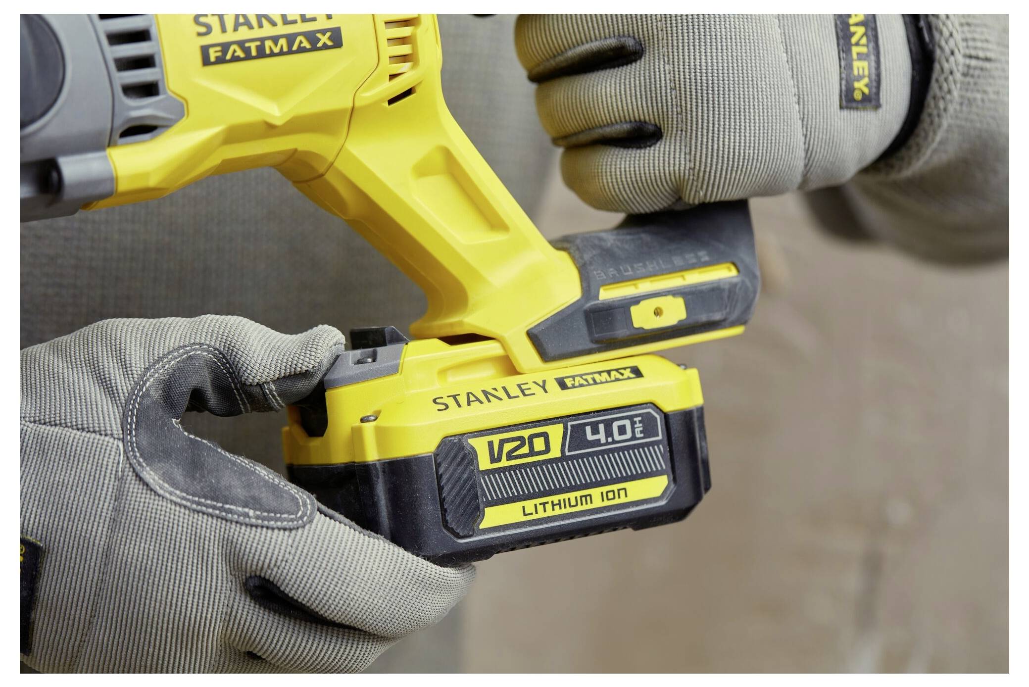 Person mit Handschuhen, der einen gelben Stanley Fatmax V20 Lithium-Ionen-Elektroschrauber mit einem 4,0-Ah-Akku verwendet.