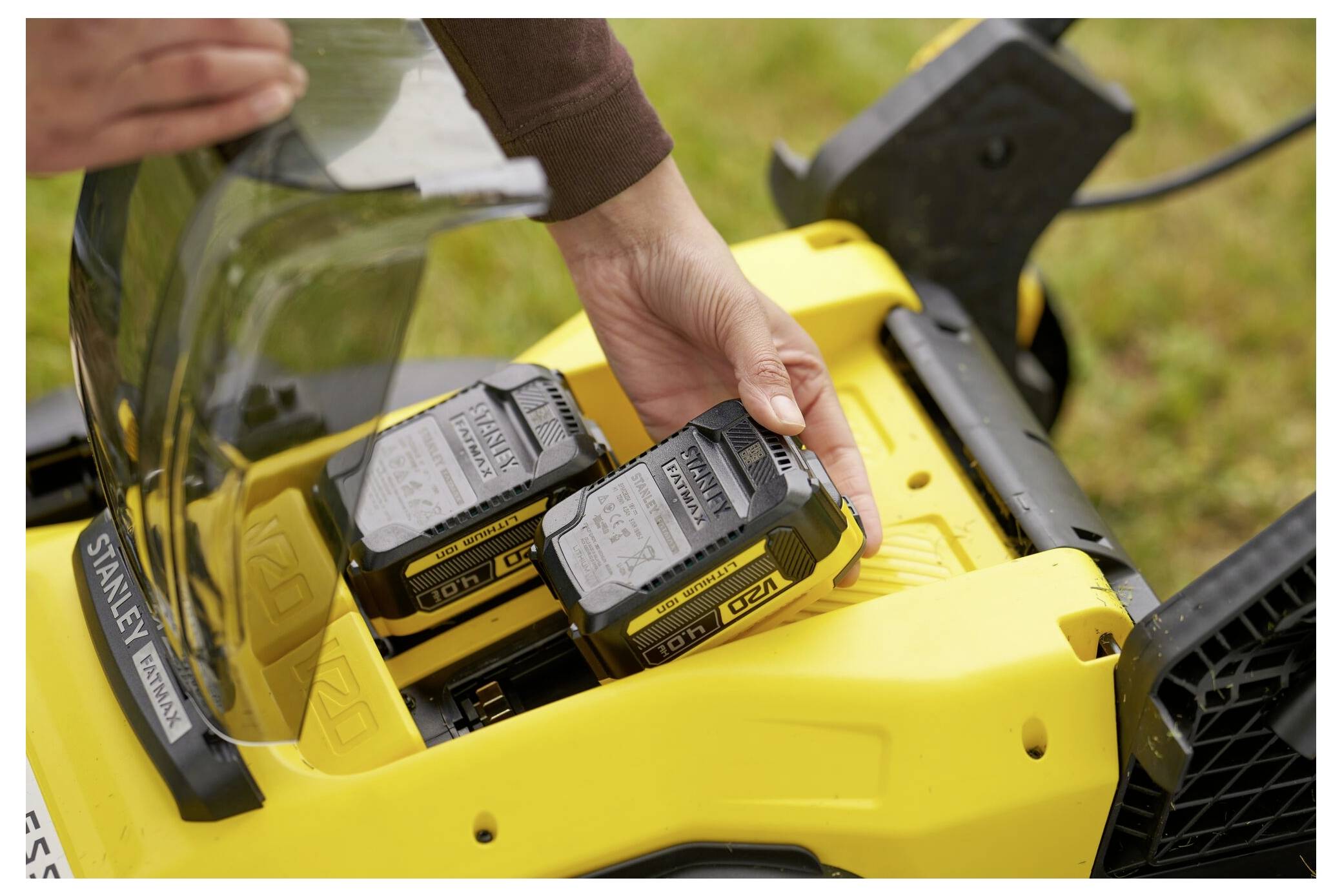 Ein gelb-schwarzer Schneefräser auf Schnee, wobei die Schnecke und das Auswurfrohr hervorgehoben werden.