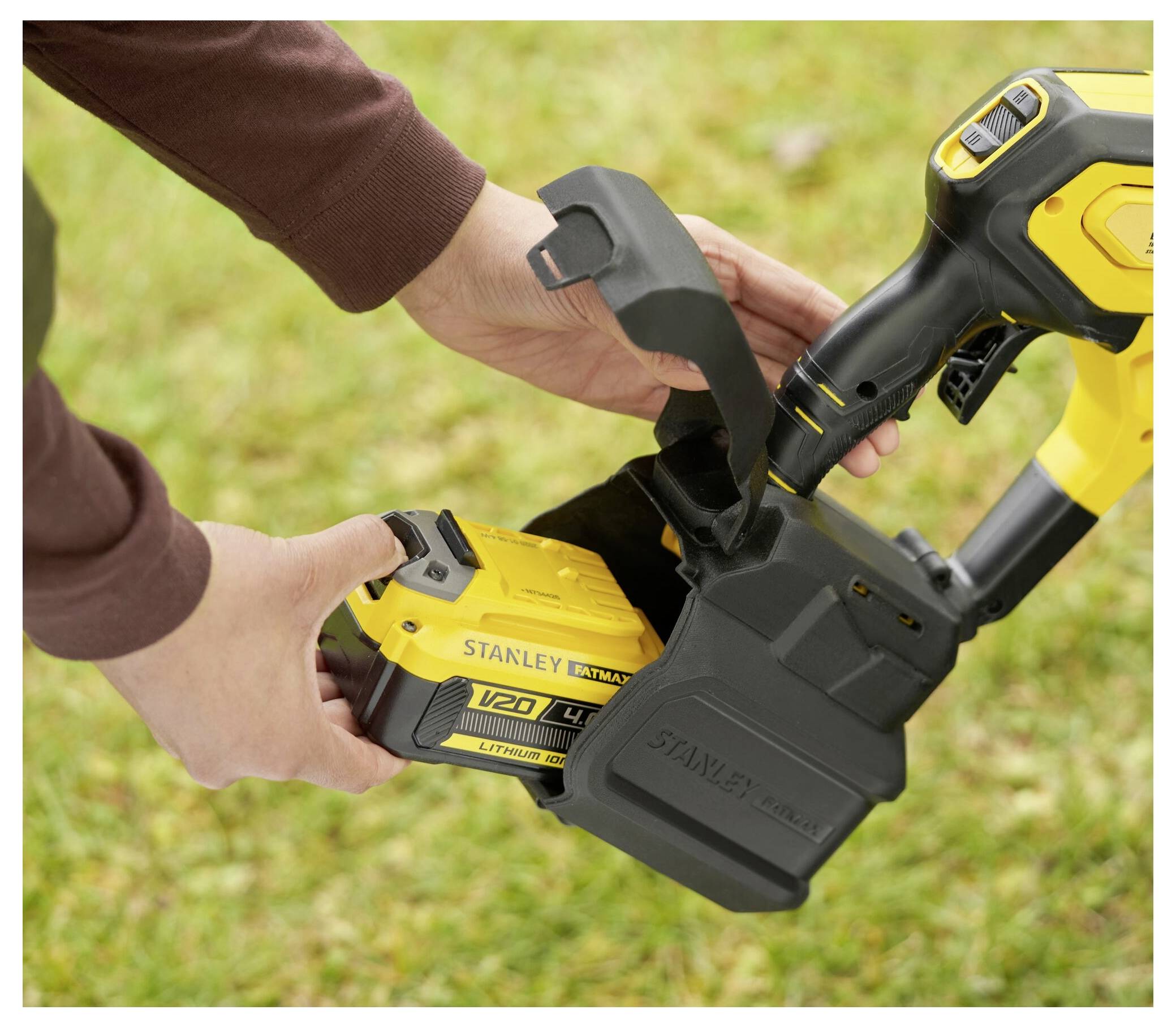 Eine Person befestigt eine gelbe 