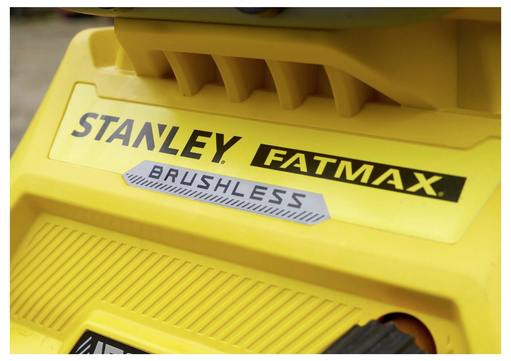 Nahaufnahme eines gelben Elektrowerkzeugs mit den Aufschriften 