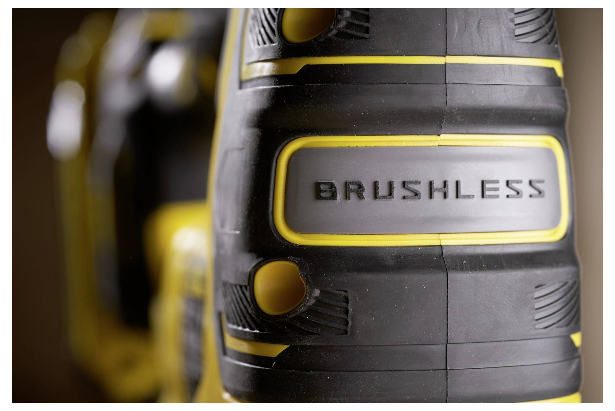 Nahaufnahme eines gelb-schwarzen Werkzeugs mit der Aufschrift 