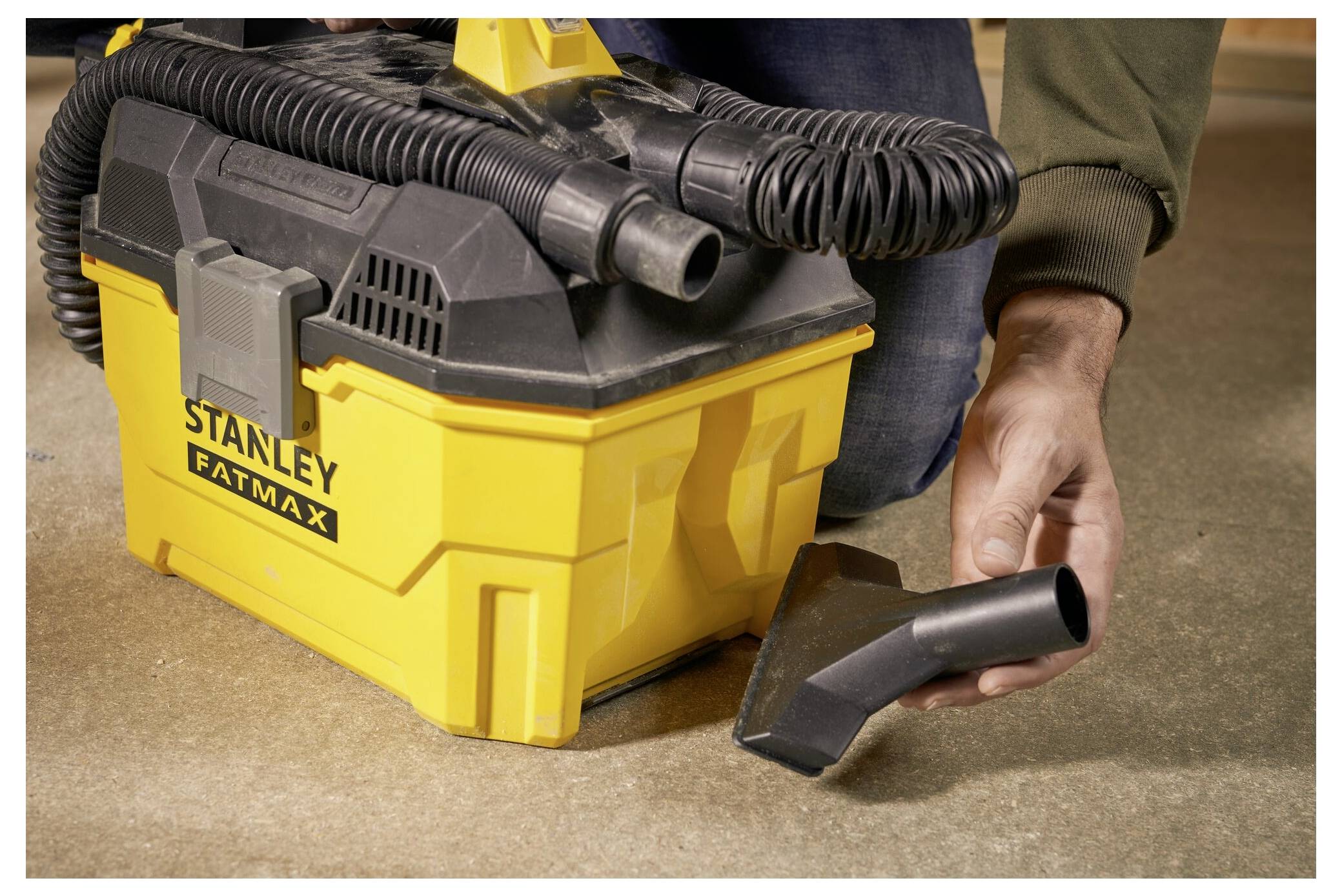 Eine Person benutzt einen gelben „Stanley Fatmax
