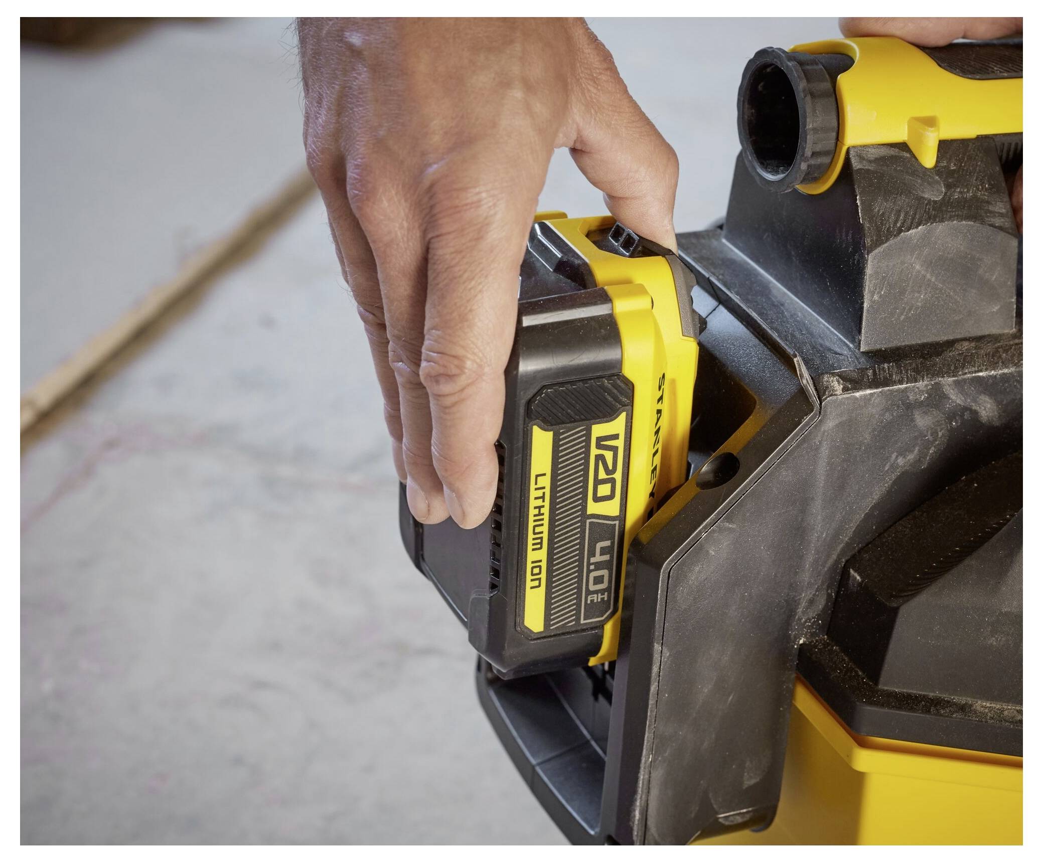 Eine Person setzt einen „20V Lithium-Ionen 4,0Ah