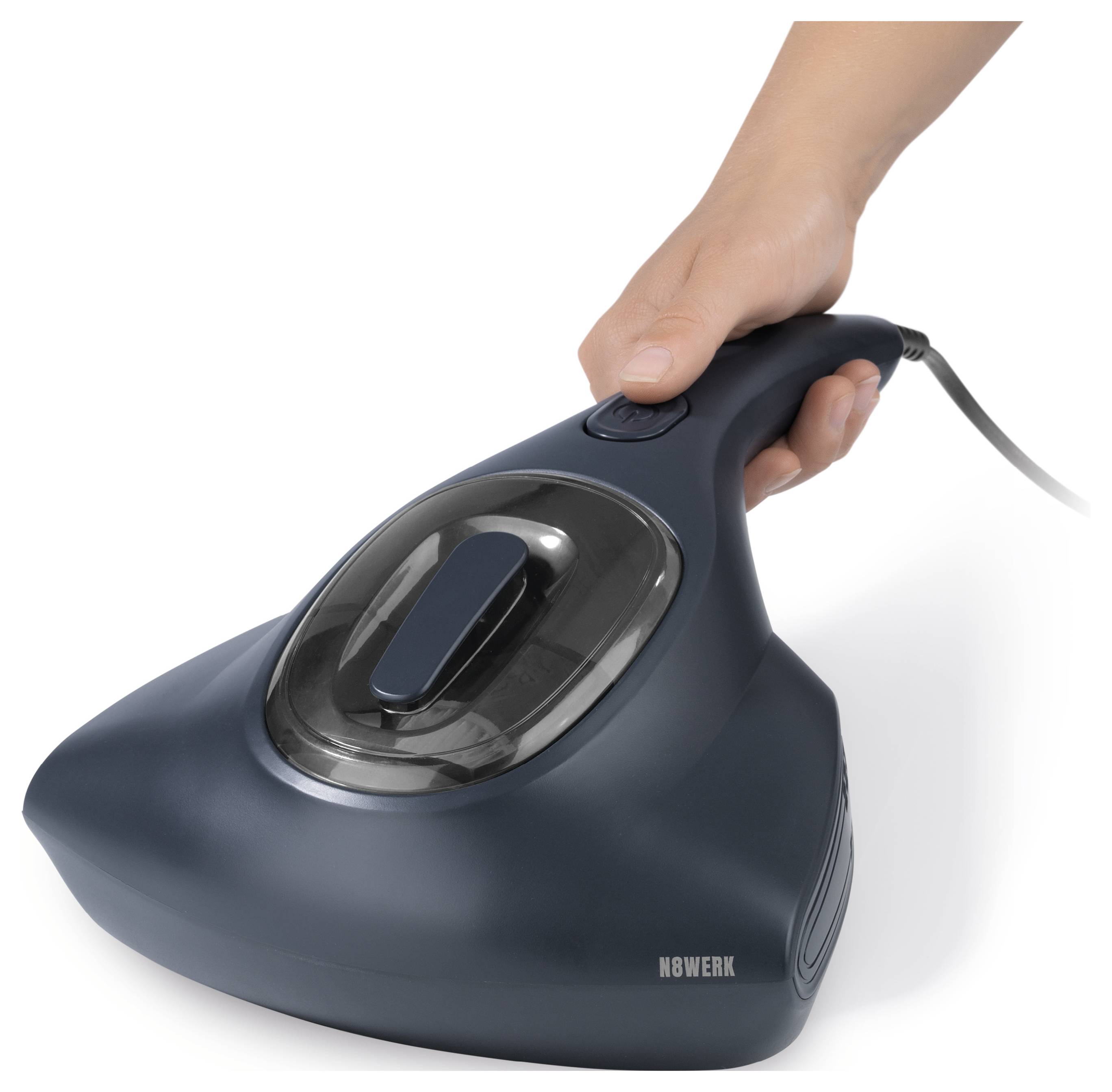 Eine Hand, die einen dunkelgefärbten tragbaren Staubsauger mit schlankem Design hält, zeigt die Draufsicht der Kontrolltaste und des durchsichtigen Deckels.