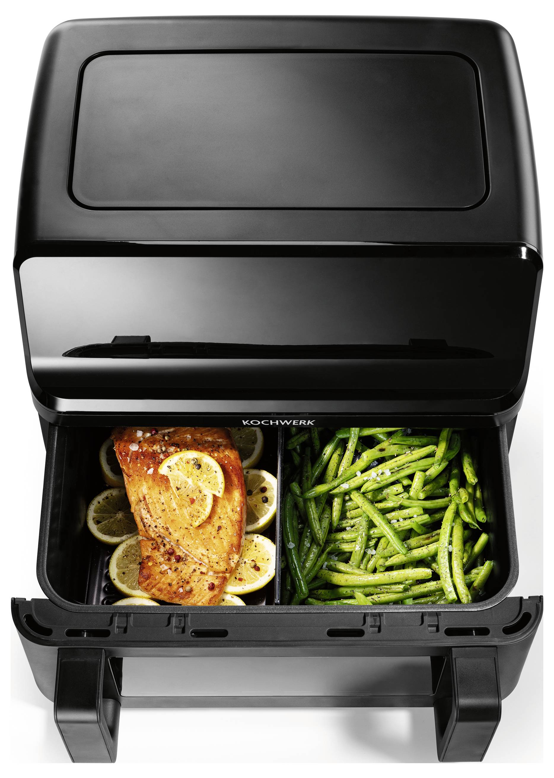 Ein Dual-Kammer-Luftfritteusekocher mit Lachs auf Zitronenscheiben in einem Tablett und grünen Bohnen im anderen.