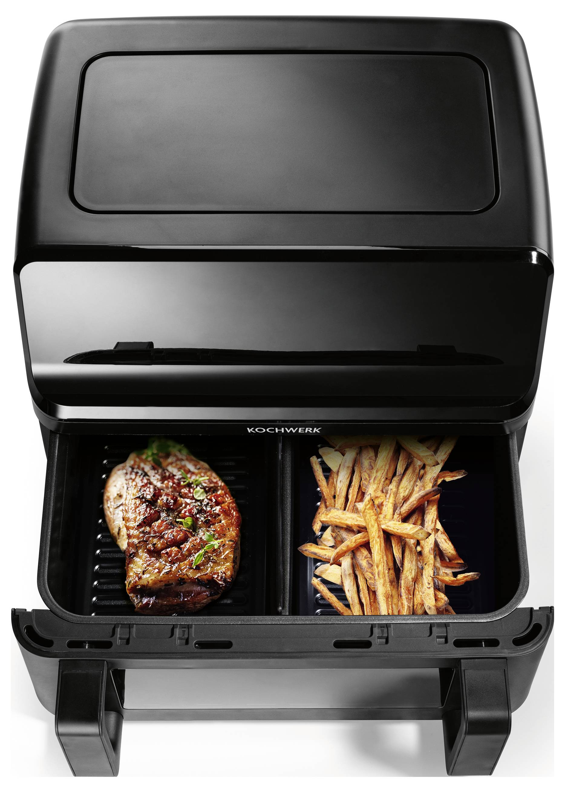 Ein schwarzer zweigeteilter Heißluftfritteuse, der auf der linken Seite ein gewürztes Steak und auf der rechten Seite goldbraune Pommes frites zubereitet.
