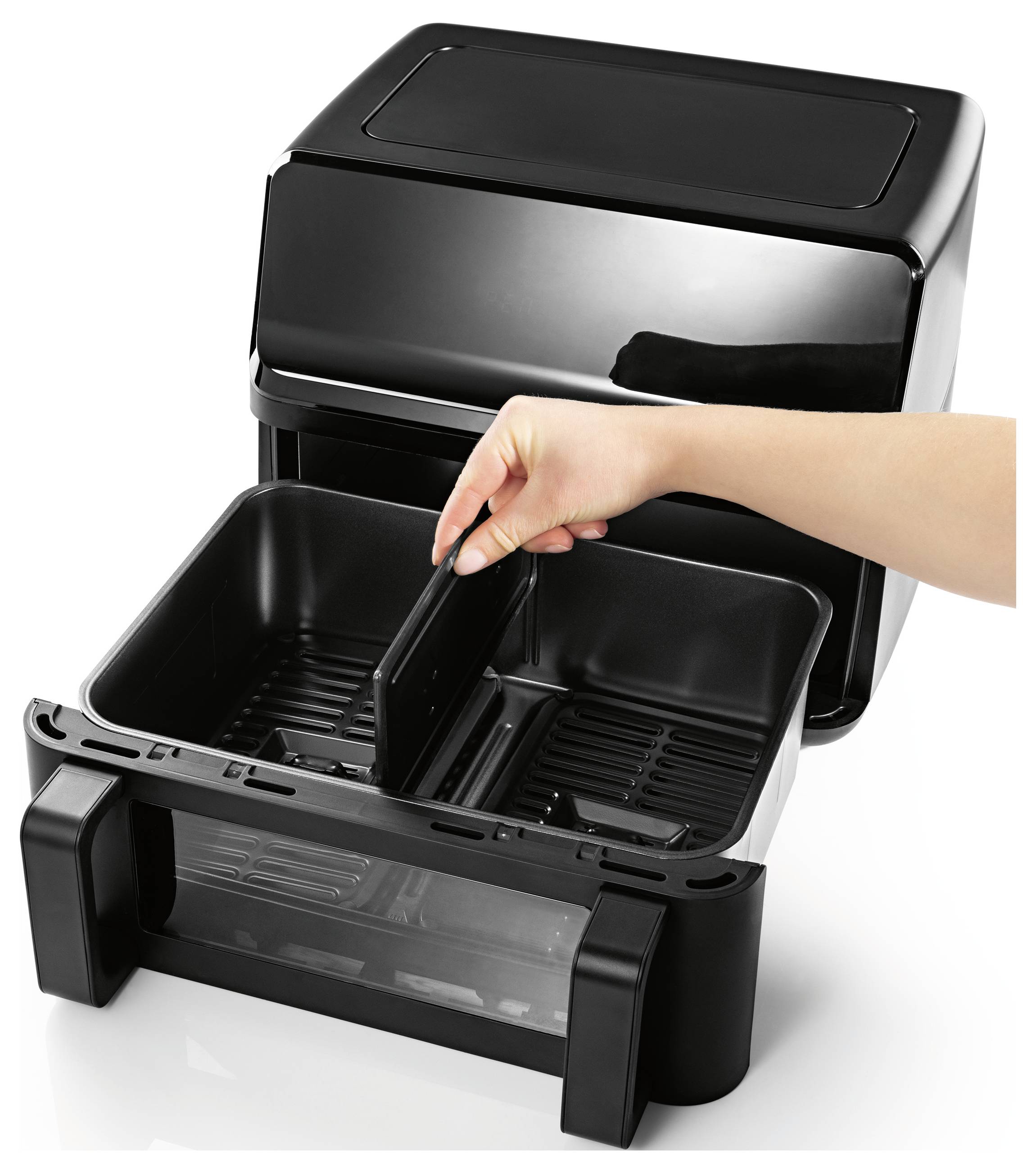 Eine Hand öffnet eine schwarze Doppelkorb-Fritteuse, die ihre geräumigen Fächer zur Schau stellt, die zum gleichzeitigen Garen separater Lebensmittel ausgelegt sind.