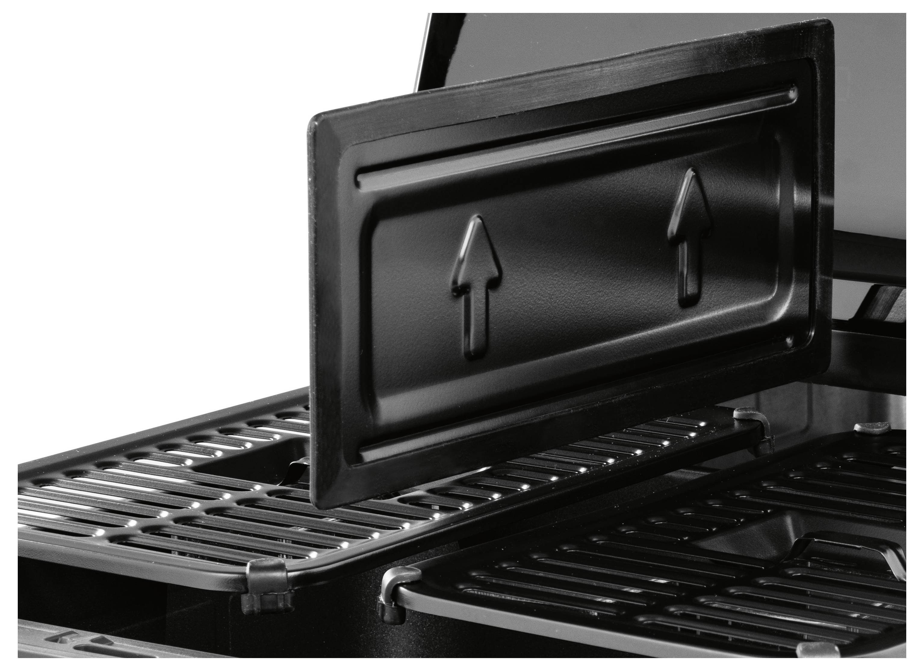 Ein Grill mit einem abnehmbaren Tablett, das zwei nach oben weisende Pfeile aufweist, die seine richtige Positionierung über der Grilllfläche anzeigen.