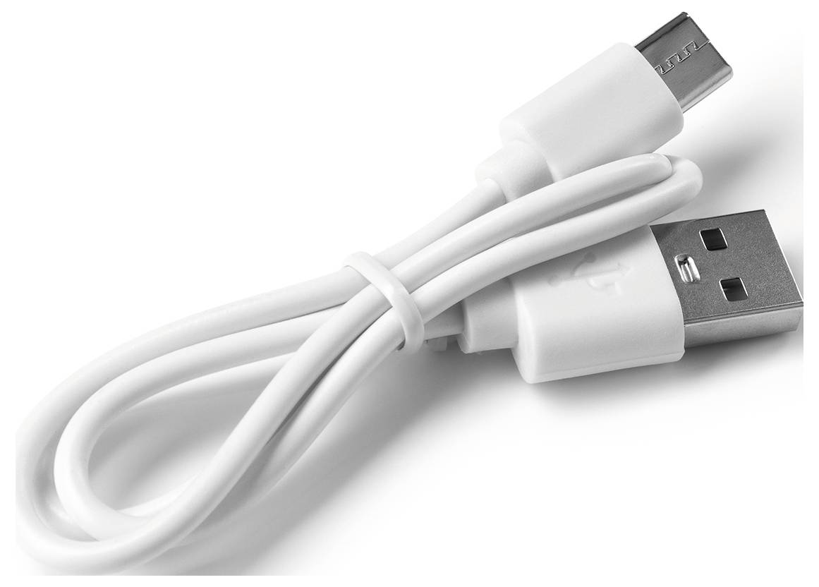 Ein weißes USB-Kabel mit einem USB-A-Stecker an einem Ende und einem Micro-USB-Stecker am anderen Ende, ordentlich aufgerollt.