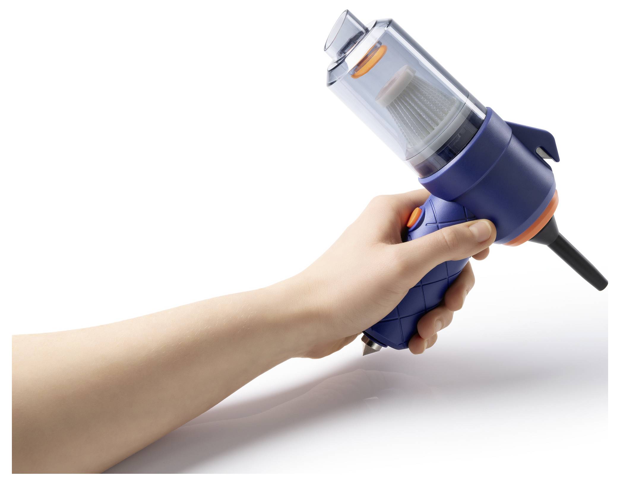 Eine Person hält einen blauen tragbaren Staubsauger mit durchsichtigem Staubbehälter und orangefarbenen Akzenten, isoliert auf weißem Hintergrund.