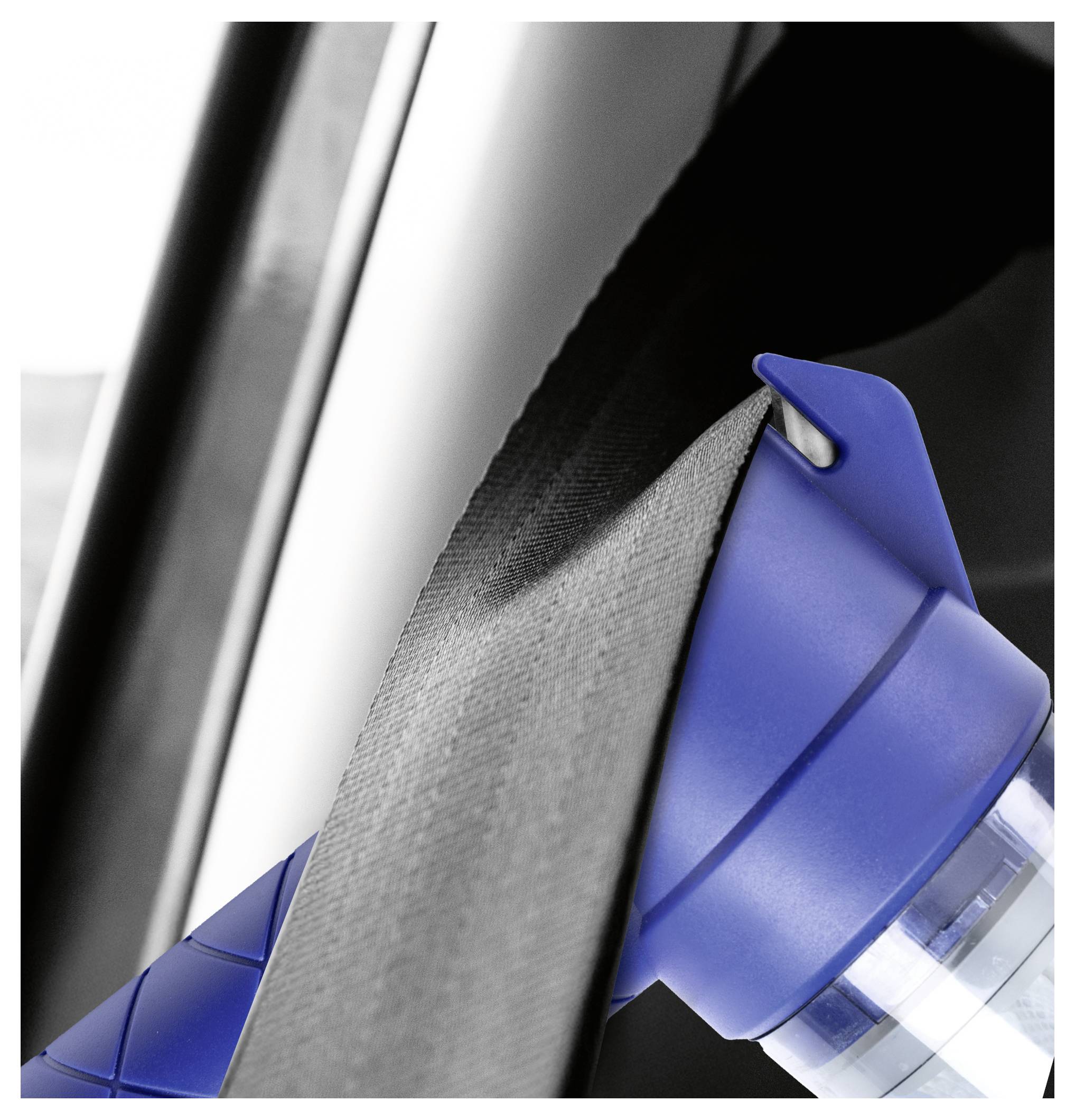 Eine Nahaufnahme eines blauen Geräts, das einen Autosicherheitsgurt hält und einen Sicherheitsgurt-Spannungsregler in Gebrauch zeigt, um Komfort und Benutzerfreundlichkeit zu gewährleisten.