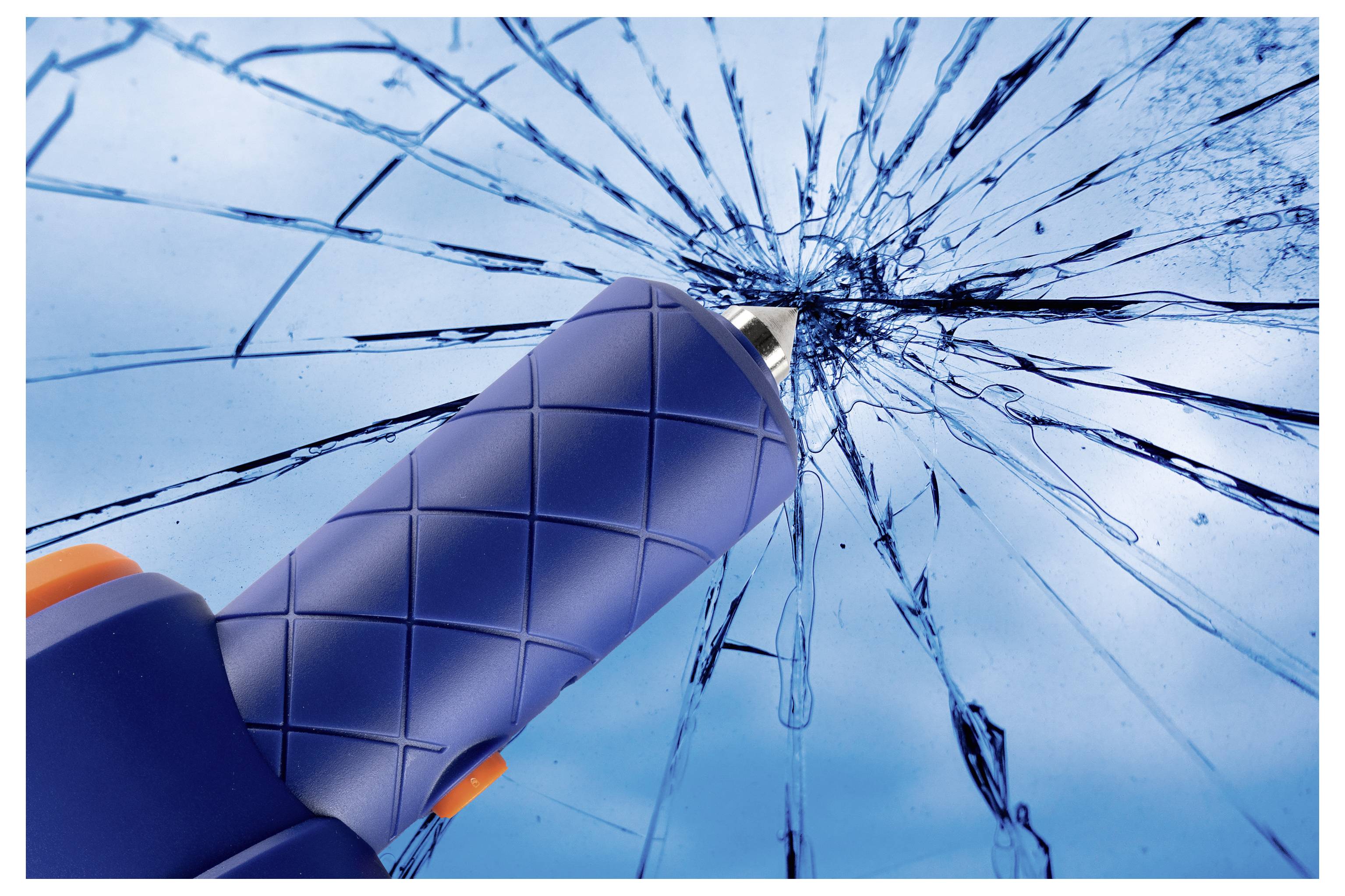 Nahaufnahme eines blauen Werkzeugs, das auf Glas schlägt und es zerschmettert, mit Rissen, die vom Aufschlagpunkt ausstrahlen.