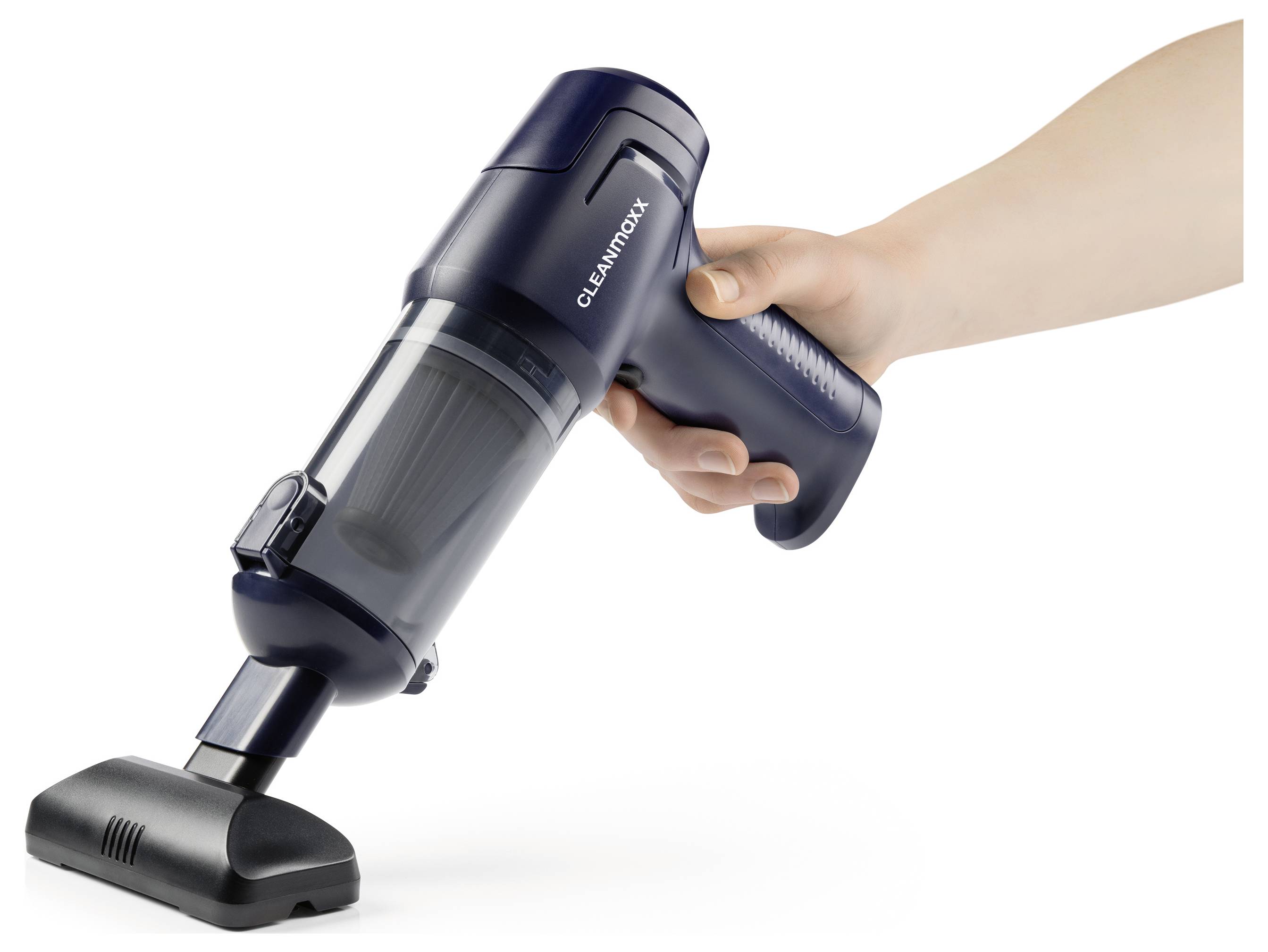 Hand, die einen tragbaren Staubsauger hält, demonstriert dessen Verwendung. Der Staubsauger ist kompakt und für schnelle Reinigungsaufgaben geeignet.