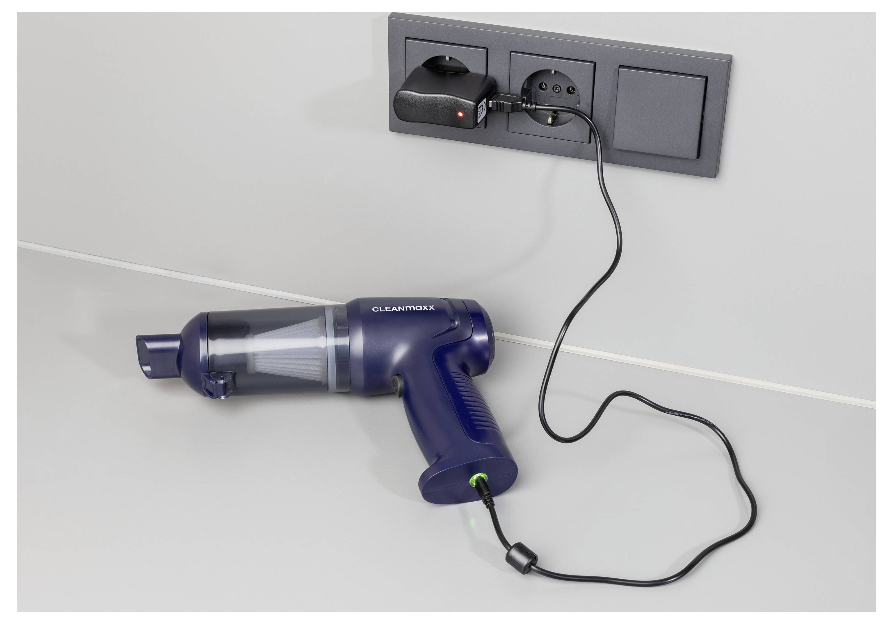 Ein tragbarer Staubsauger mit der Bezeichnung „Cleanmaxx