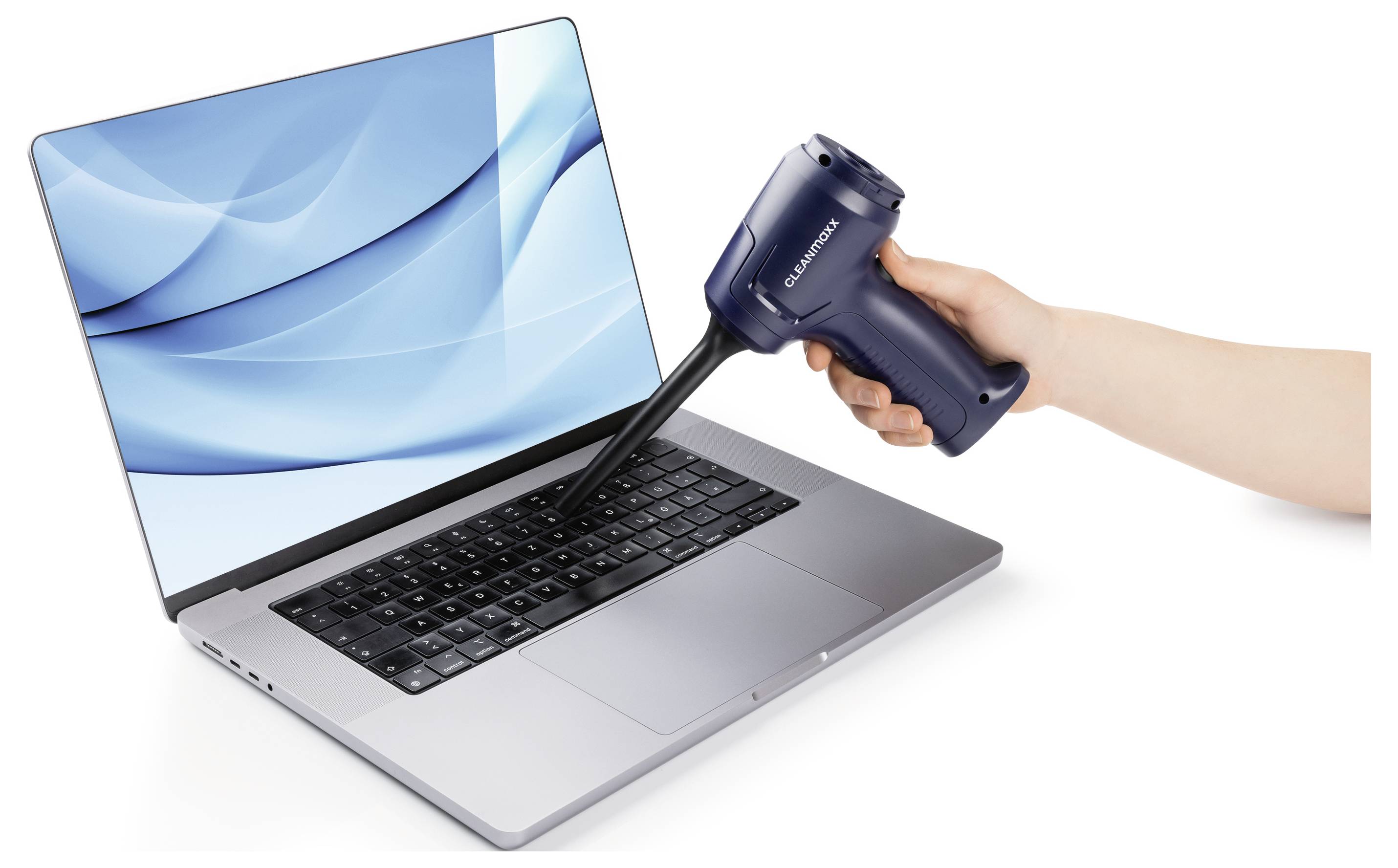 Eine Hand, die einen tragbaren Staubsauger hält, reinigt eine Laptop-Tastatur und zeigt die Verwendung des Geräts zur Elektronikwartung.