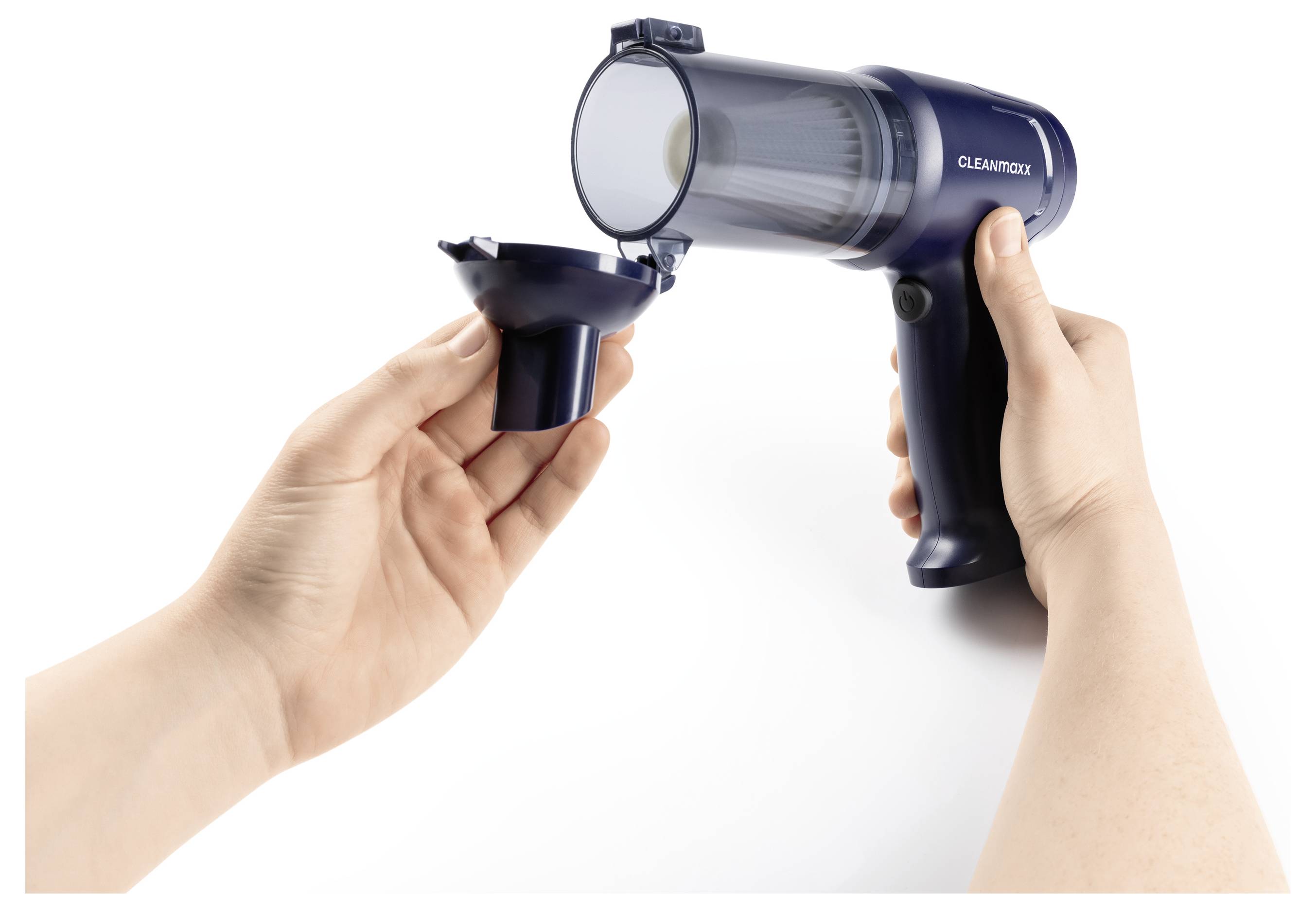 Hände halten einen kleinen Staubsauger, wobei sein abnehmbares Filterkompartiment entfernt wird.