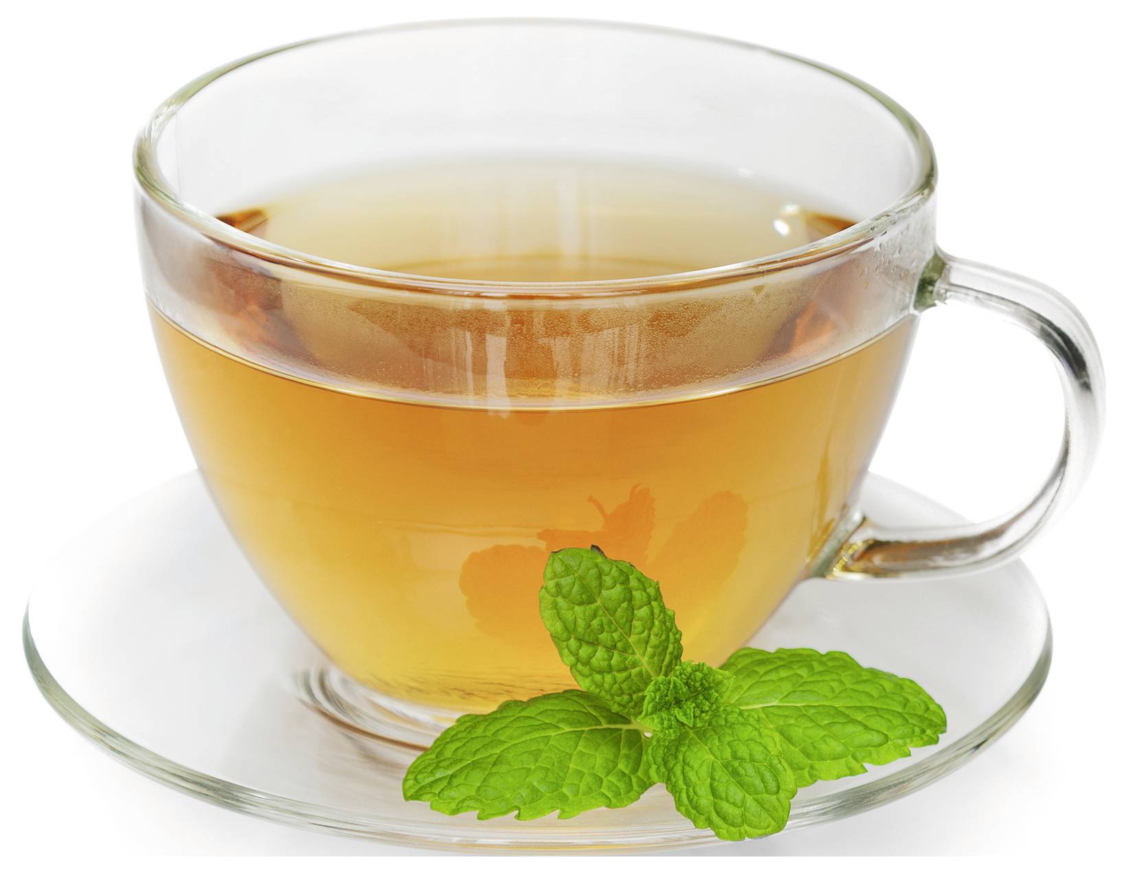 Eine klare Glastasse gefüllt mit bernsteinfarbenen Tee, garniert mit frischen Minzblättern auf einer Glasuntertasse.