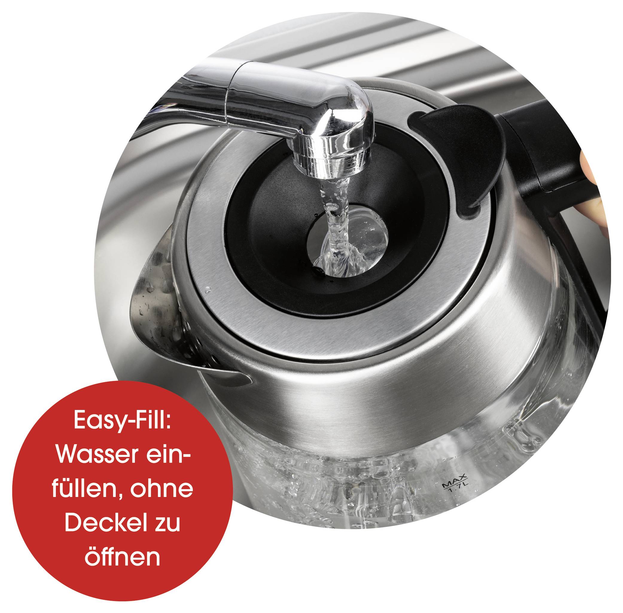 Ein Wasserkocher wird unter einem Wasserhahn mit Wasser gefüllt. Ein rotes Etikett trägt die Aufschrift „Easy-Fill: Wasser einfüllen, ohne Deckel zu öffnen