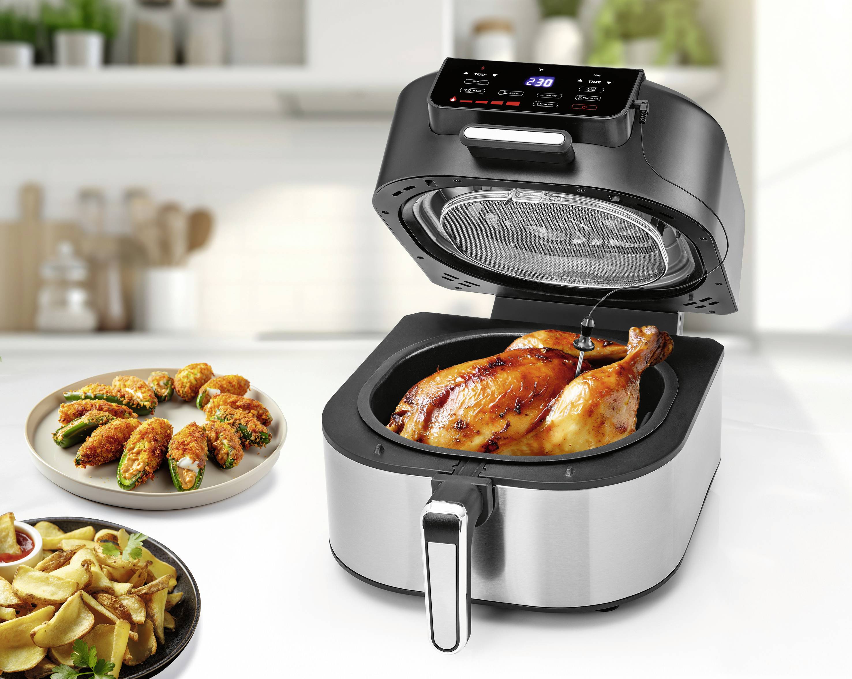 Ein Heißluftfryer-Ofen mit digitaler Bedienblende, der ein gegartes ganzes Huhn im Inneren zeigt, mit einer eingeführten Sonde zur Temperaturüberwachung.
