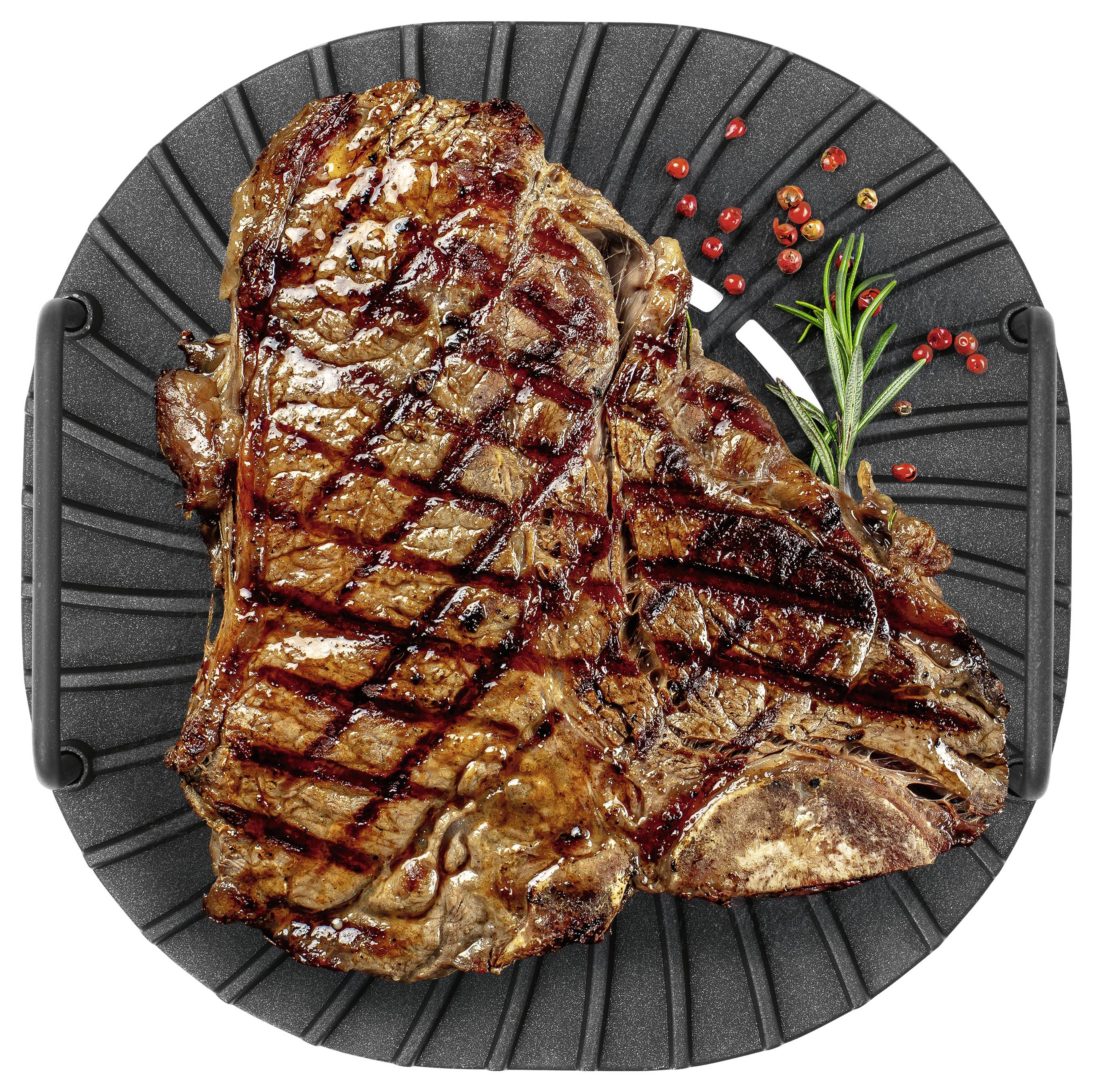 Ein gegrilltes T-Bone-Steak mit Kreuzschraffurmuster, garniert mit Rosmarin und Pfefferkörnern, auf einem runden schwarzen Tablett.