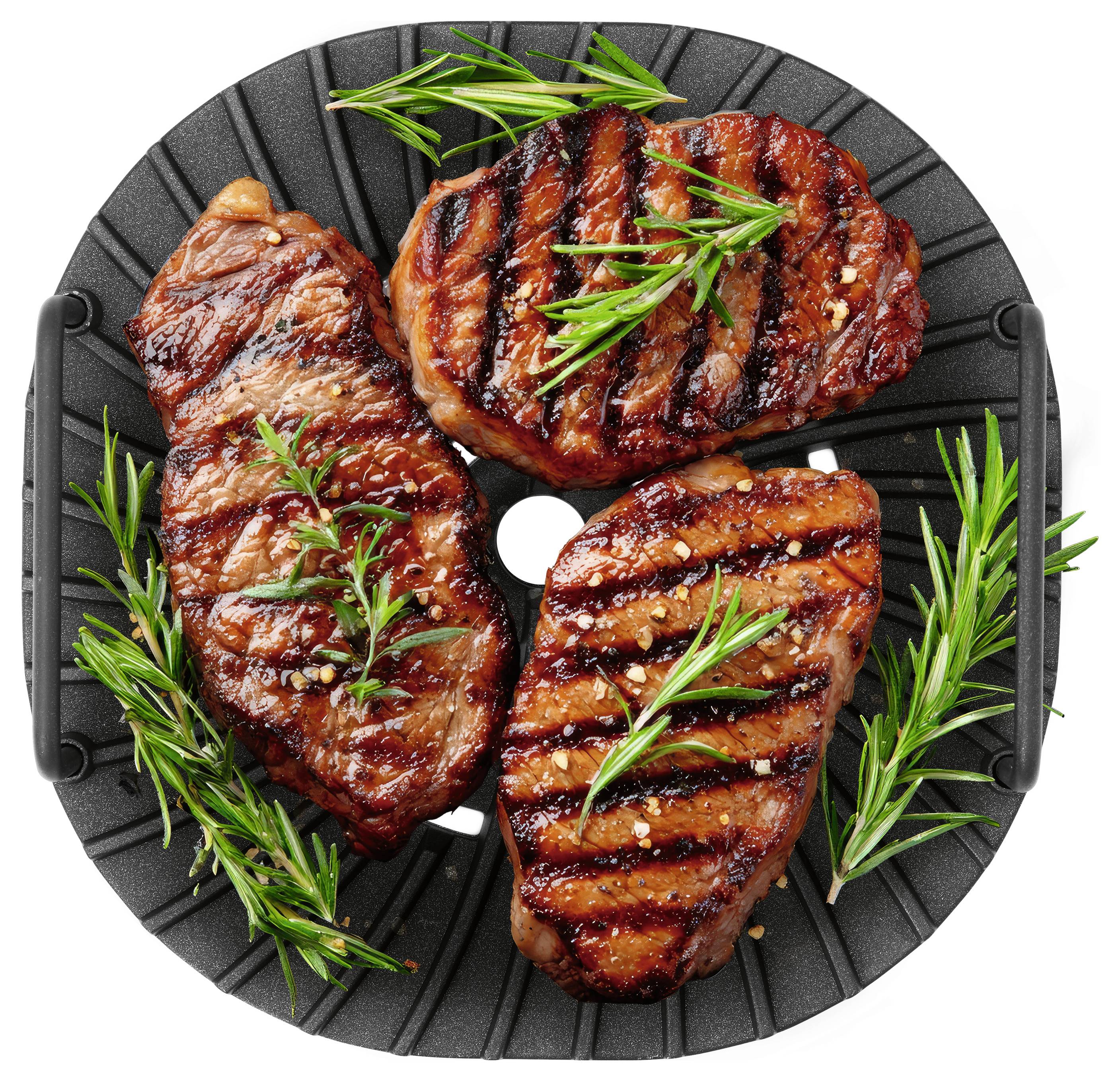 Drei gegrillte Steaks mit Rosmarin garniert, auf einem schwarzen runden Grilltablett angerichtet.