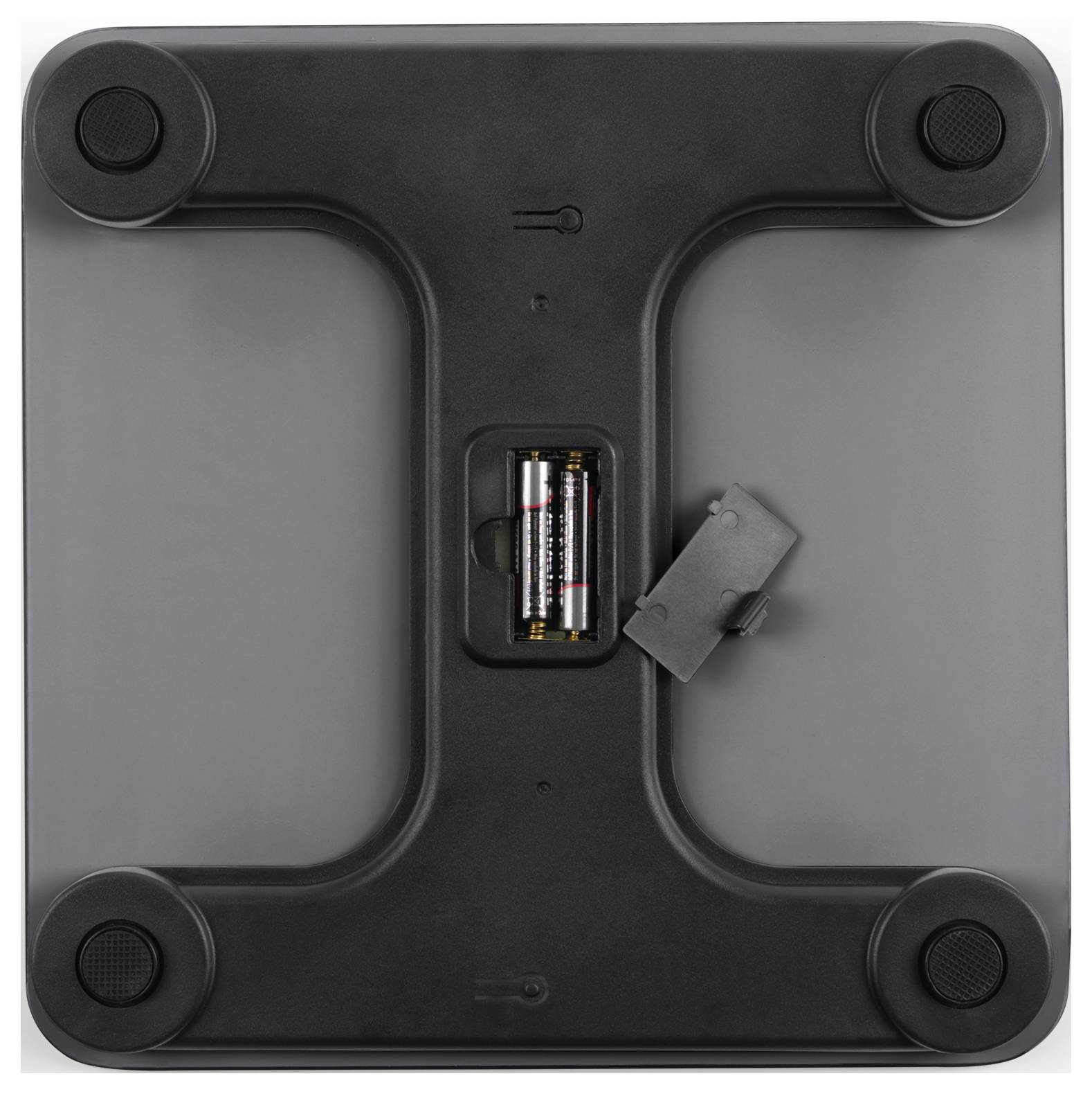 Das Bild zeigt die Unterseite eines elektronischen Geräts, möglicherweise einer Waage, mit in einem Fach installierten Batterien und vier Gummifüßen.