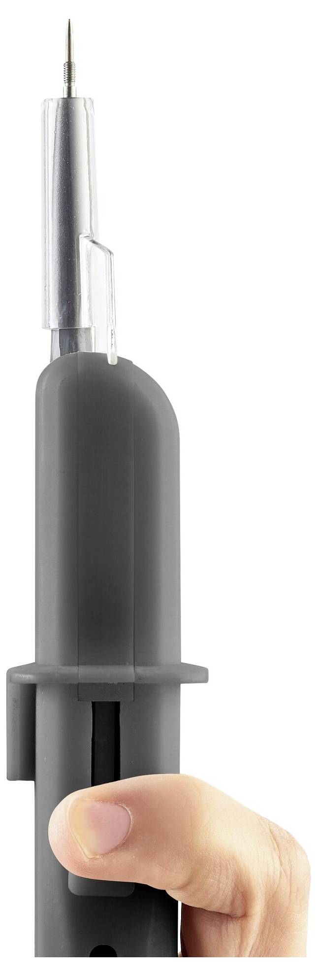 Eine Person hält einen schwarzen Lötkolben an seinem Griff. Die Metallspitze zeigt nach oben und ist einsatzbereit.