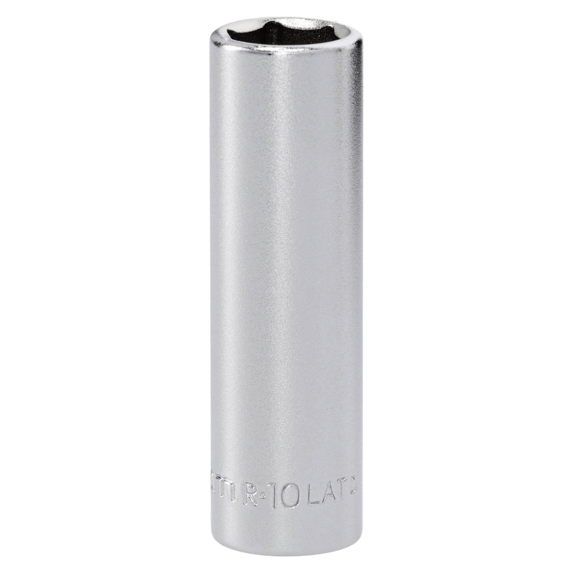 Ein glänzender, verchromter Steckschlüssel mit einer eingravierter Größenbezeichnung an der Seite.