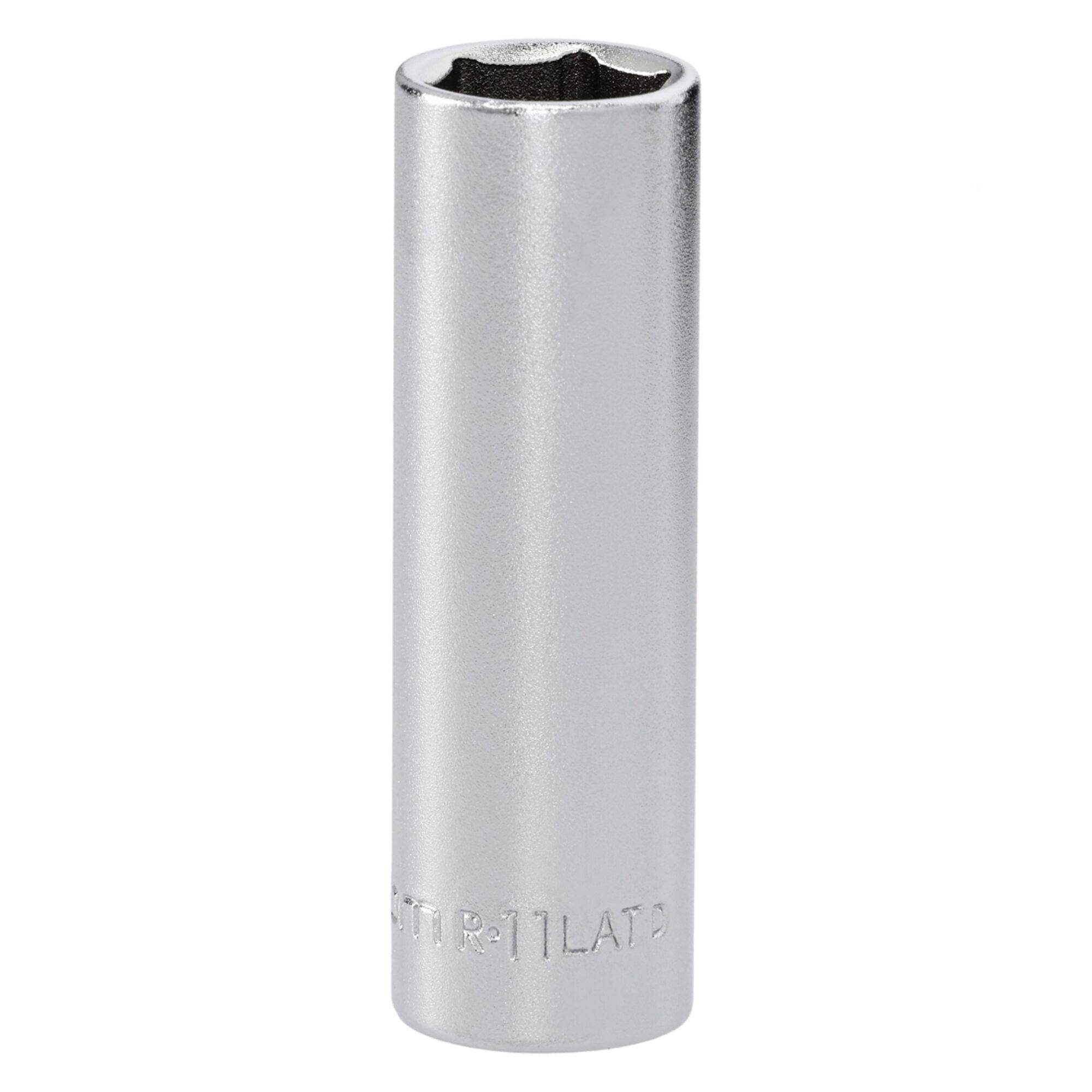 Ein glänzendes, zylindrisches Metallsteckwerkzeug mit sechseckiger Öffnung und eingraviertem Text in der Nähe der Basis, das zum Anziehen oder Lockern von Muttern verwendet wird.