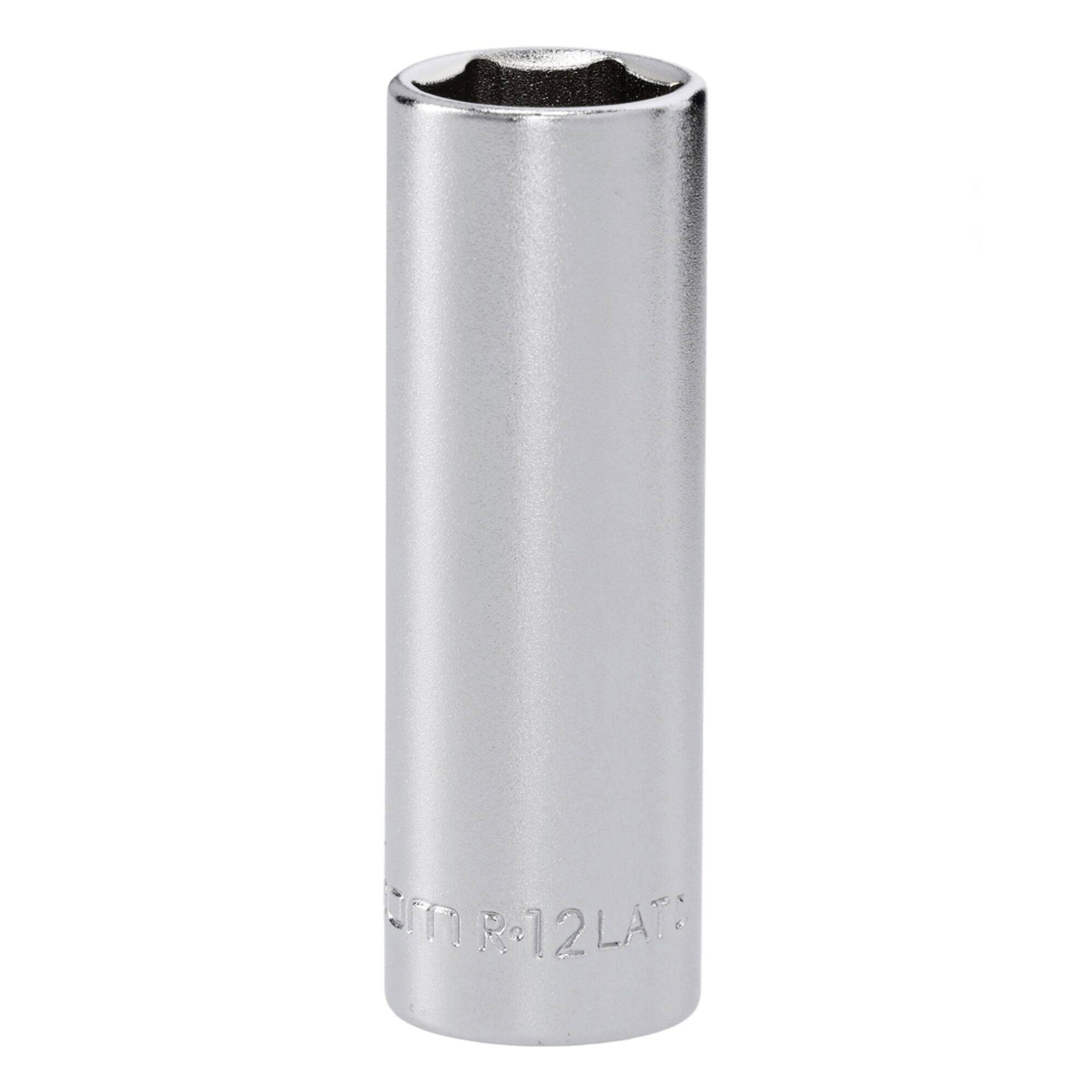 Ein silberner Steckschlüssel mit langem Schaft und sechskantigem Loch, verwendet zum Anziehen oder Lockern von Muttern und Schraubenbolzen.