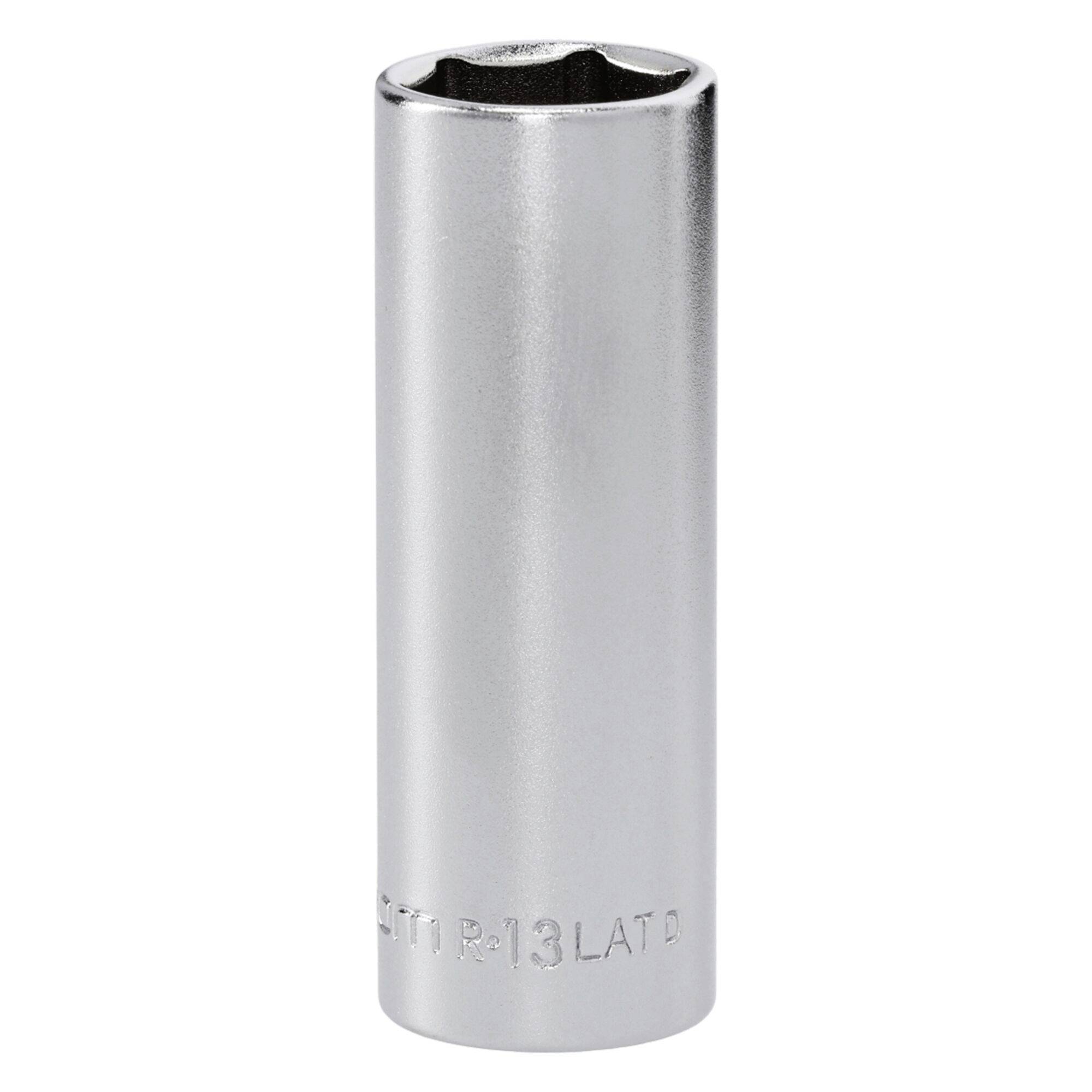 Eine glänzende, zylindrische Metallstecknuss mit einer sechskantigen Öffnung, die zum Anziehen von Muttern oder Schraubenbolzen verwendet wird, wird vor einem einfachen Hintergrund angezeigt.