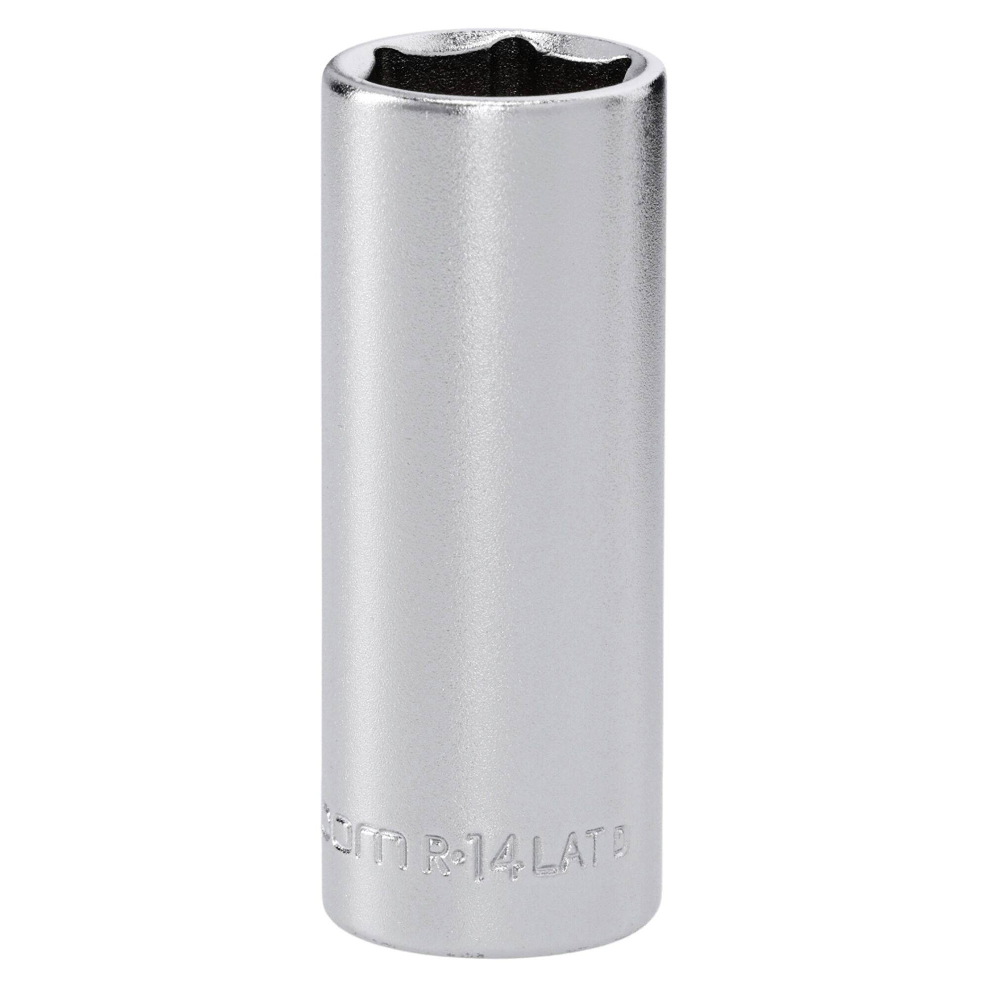 Ein silberner, zylindrischer Steckschlüsseleinsatz steht aufrecht, mit sichtbaren Größenmarkierungen und einem sechseckigen Inneren zum Greifen von Bolzen.