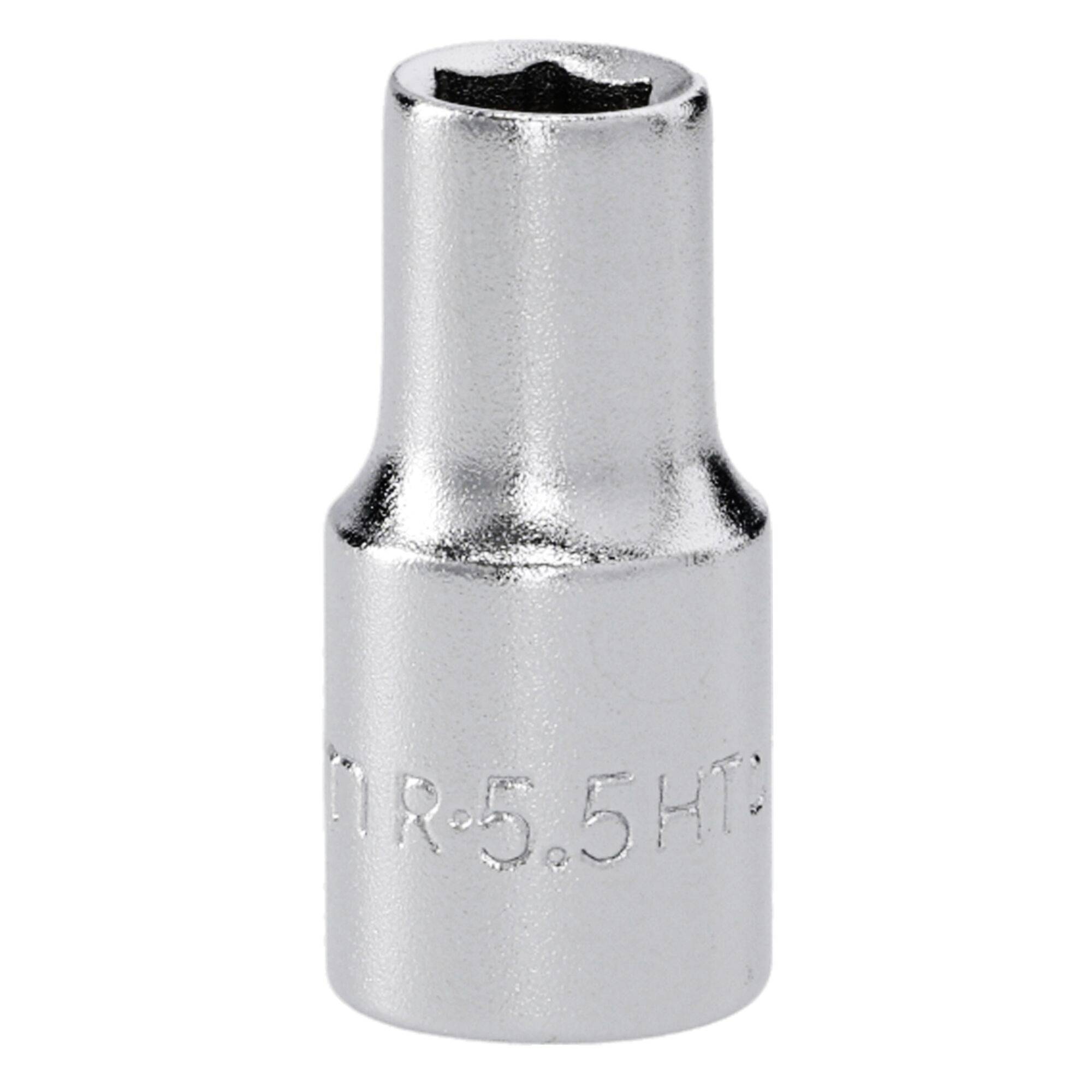 Eine glänzende Chromnuss mit einer Größenmarkierung von 5,5 mm, die zum Anziehen oder Lockern von Bolzen oder Muttern verwendet wird, auf einem einfachen weißen Hintergrund angezeigt.