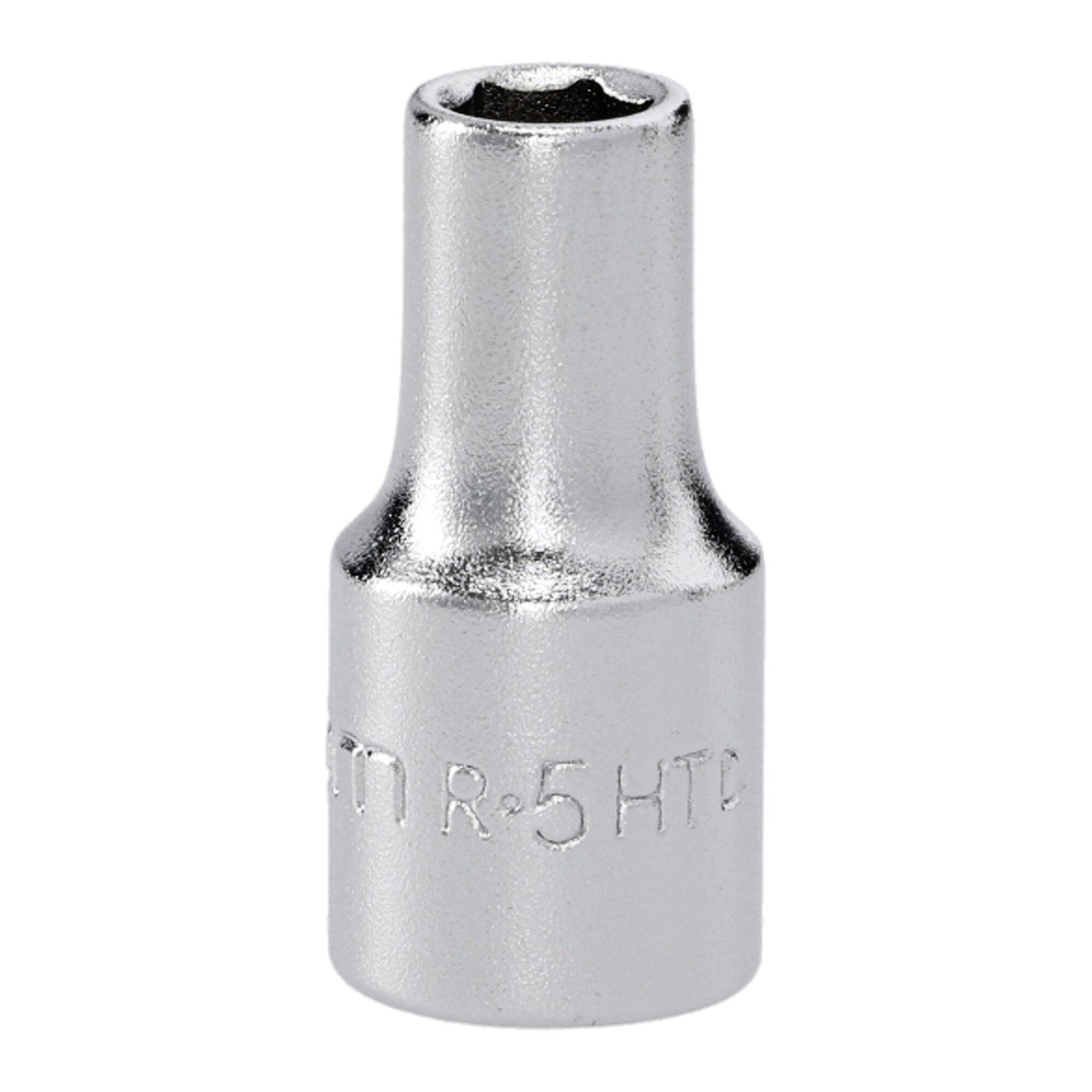 Ein Metallschraubenschlüssel mit graviertem Text, verwendet zum Festziehen oder Lösen von Muttern und Schrauben, dargestellt vor einem schlichten weißen Hintergrund.