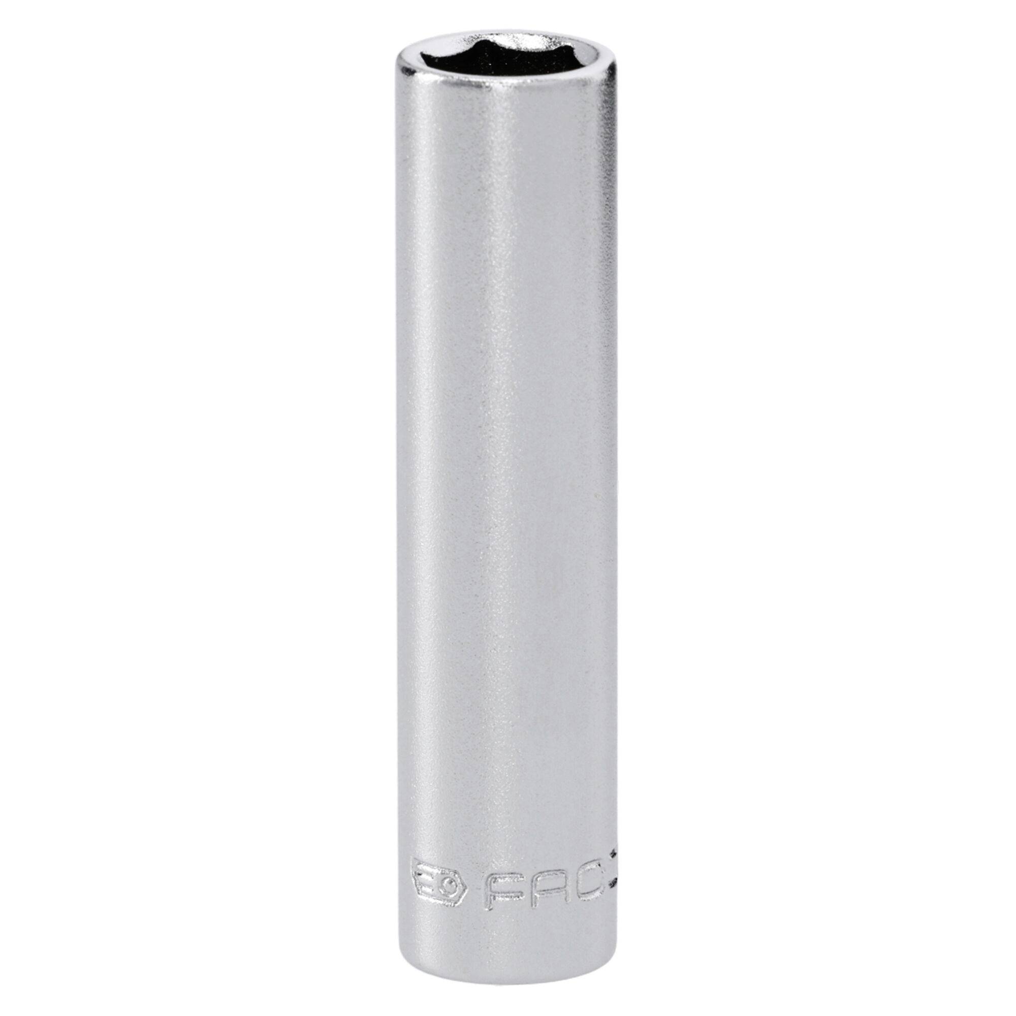 Eine silberne zylindrische Metallbuchse mit sechseckiger Öffnung, die zum Anziehen oder Lockern von Bolzen verwendet wird, mit Text in der Nähe der Basis gekennzeichnet.