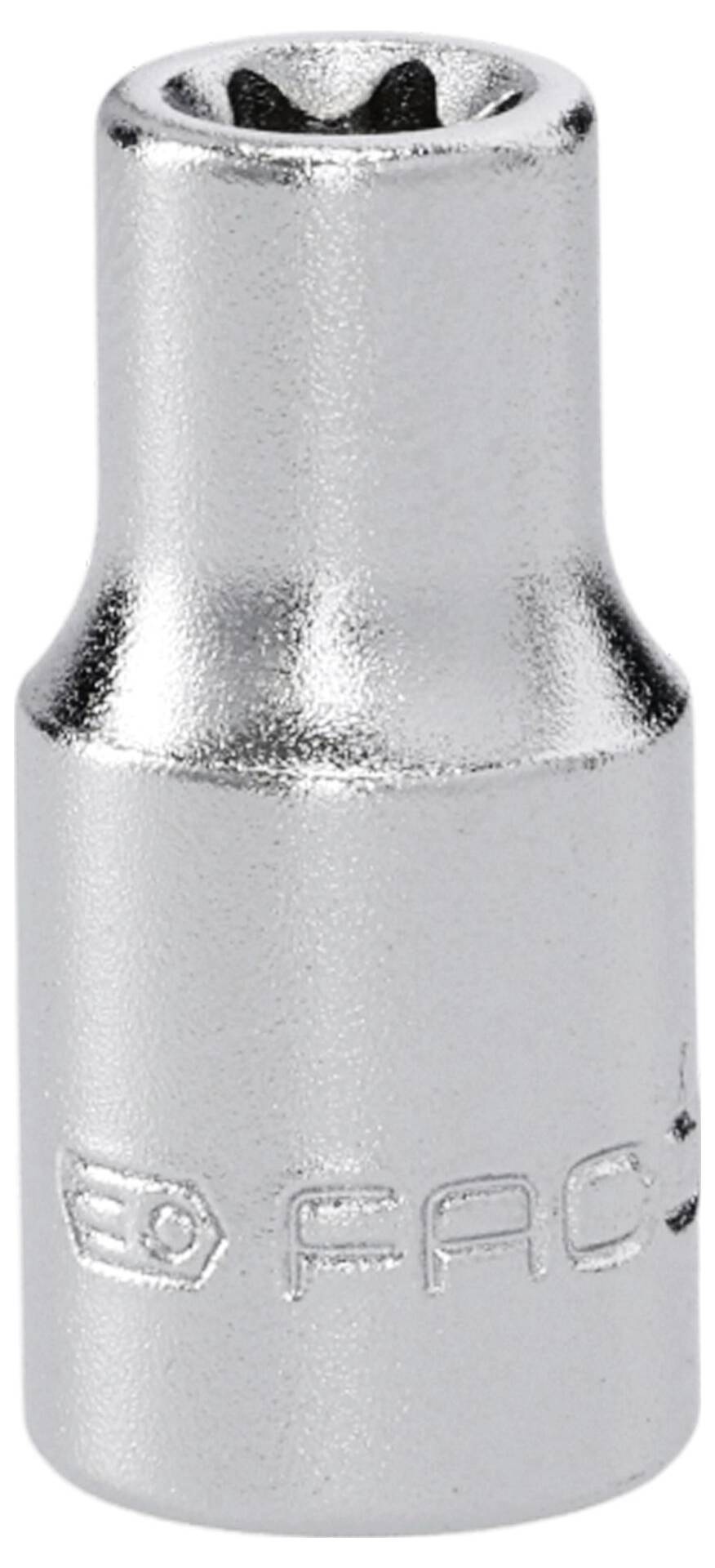 Ein glänzender, metallischer Steckschlüssel-Adapter mit einer sechseckigen Öffnung, verwendet zum Anziehen oder Lösen von Muttern und Schrauben.